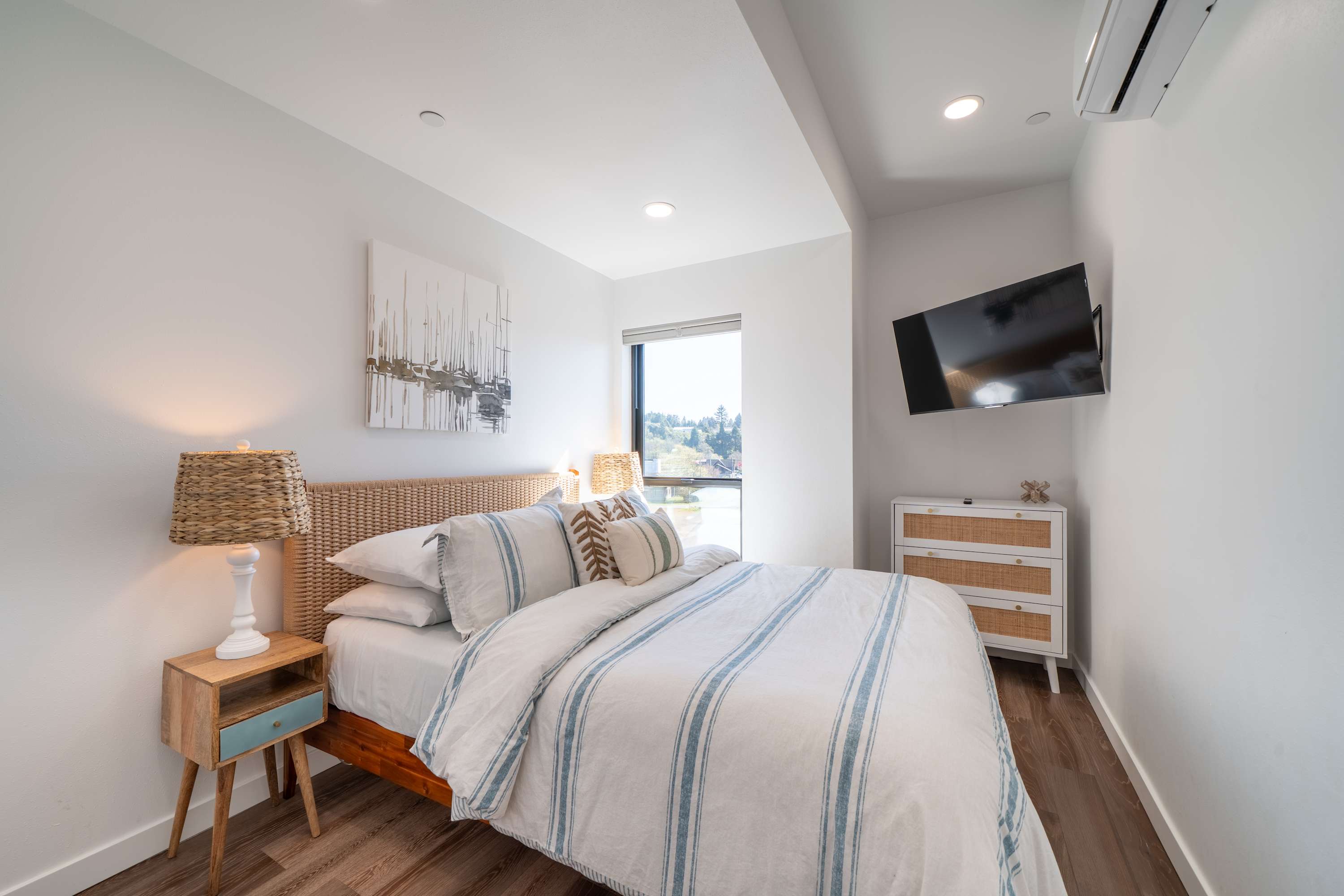 Bay Bridge Views, Hot Tub, Walk to Town + BBQ