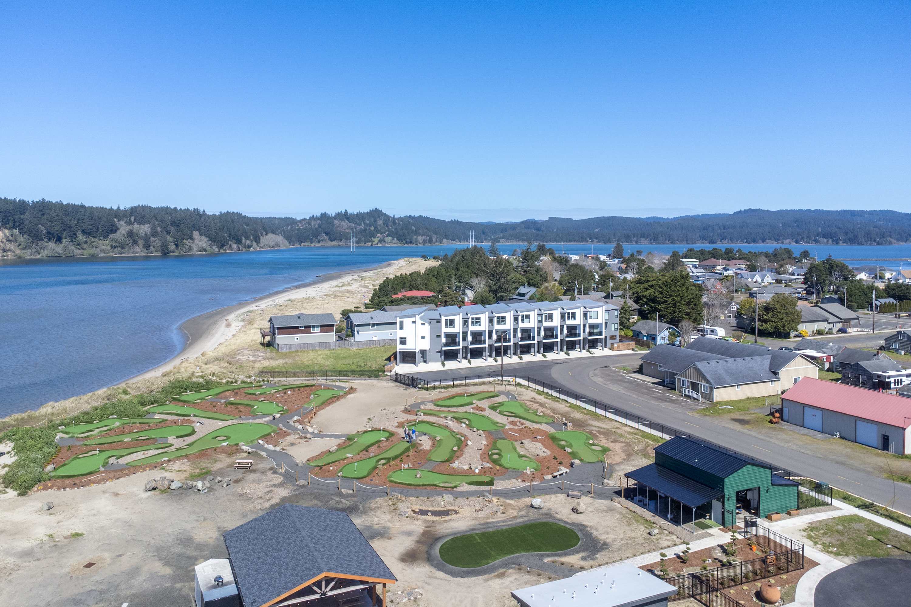 Bay Bridge Views, Hot Tub, Walk to Town + BBQ