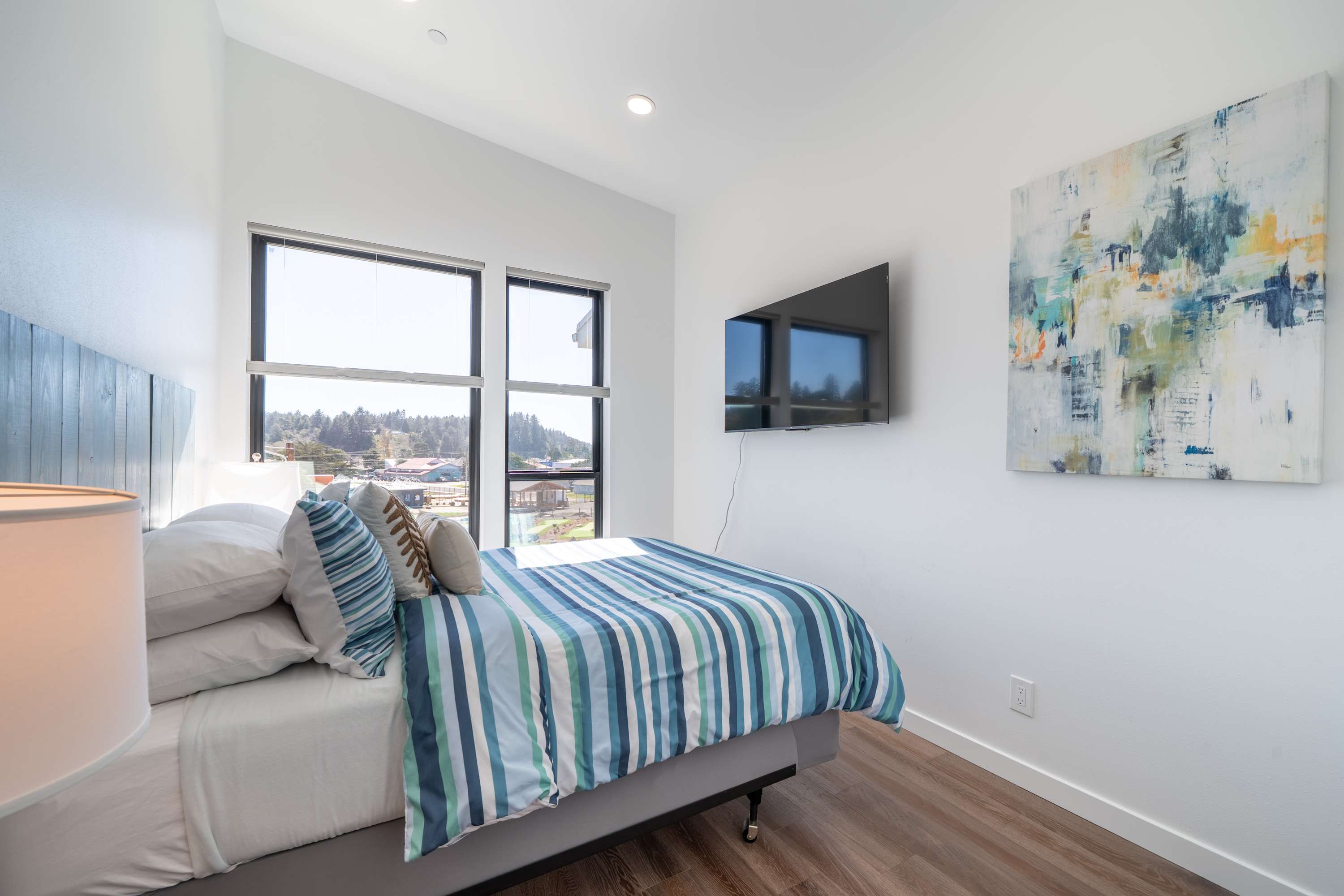 Bay Bridge Views, Hot Tub, Walk to Town + BBQ