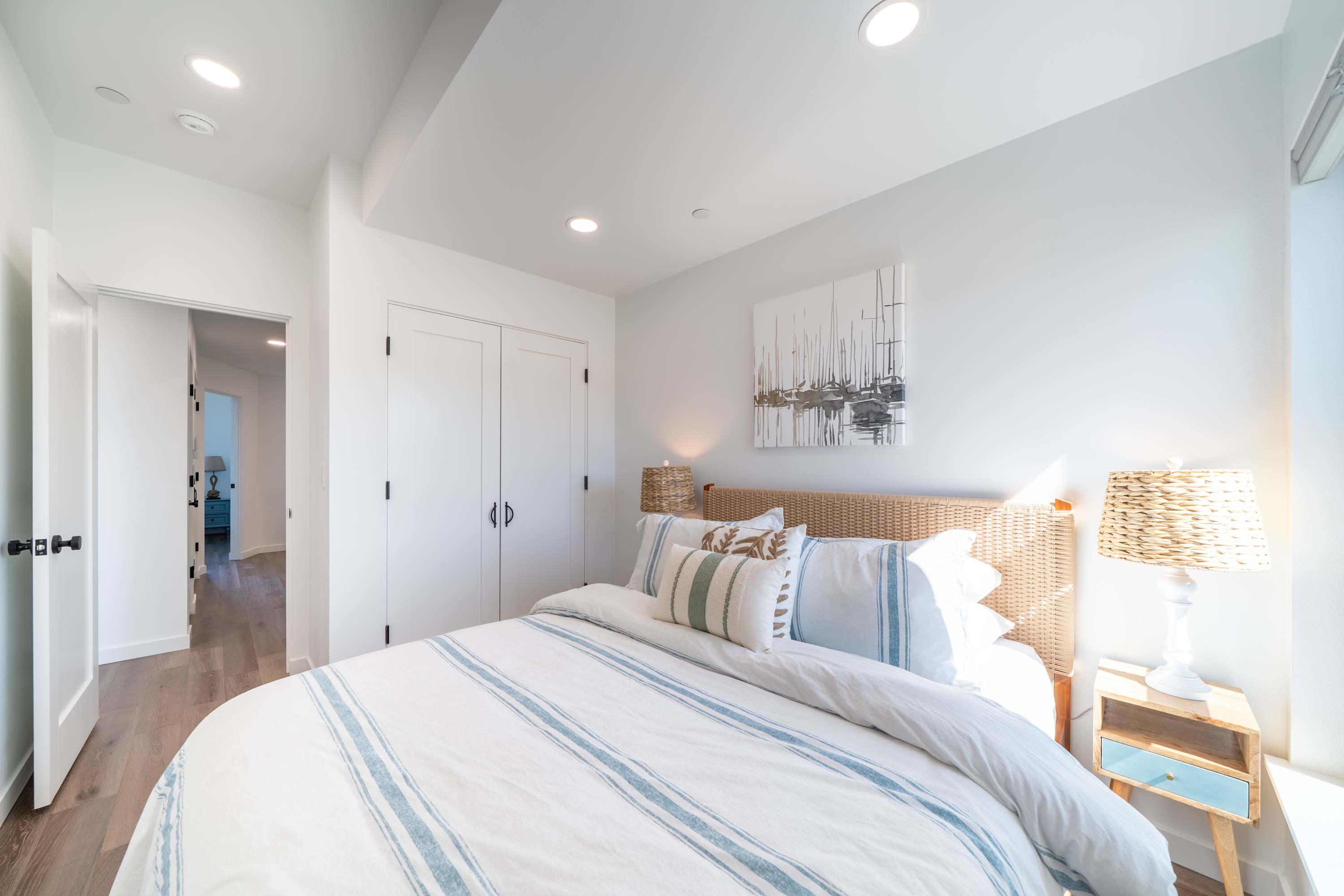 Bay Bridge Views, Hot Tub, Walk to Town + BBQ