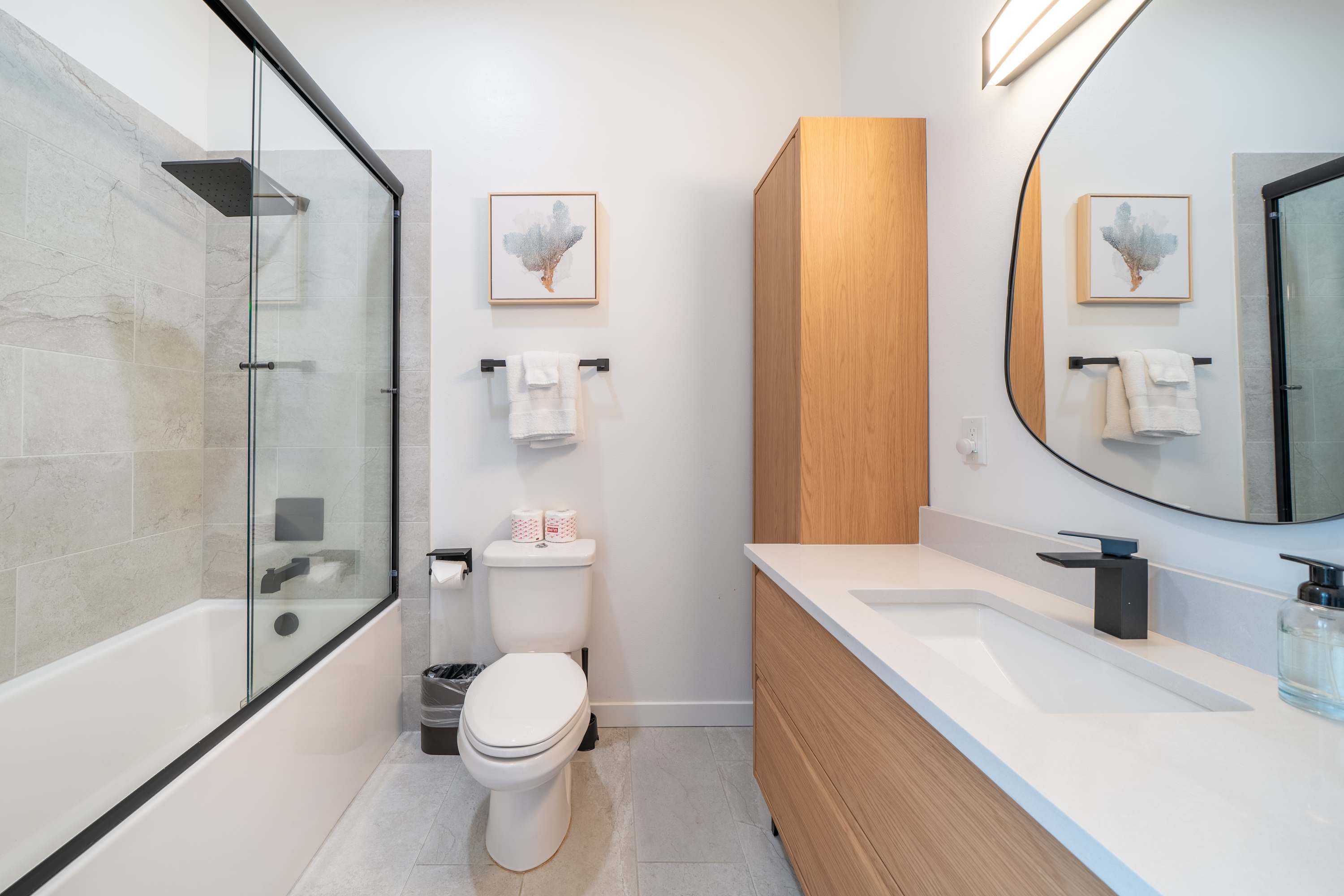 Bay Bridge Views, Hot Tub, Walk to Town + BBQ