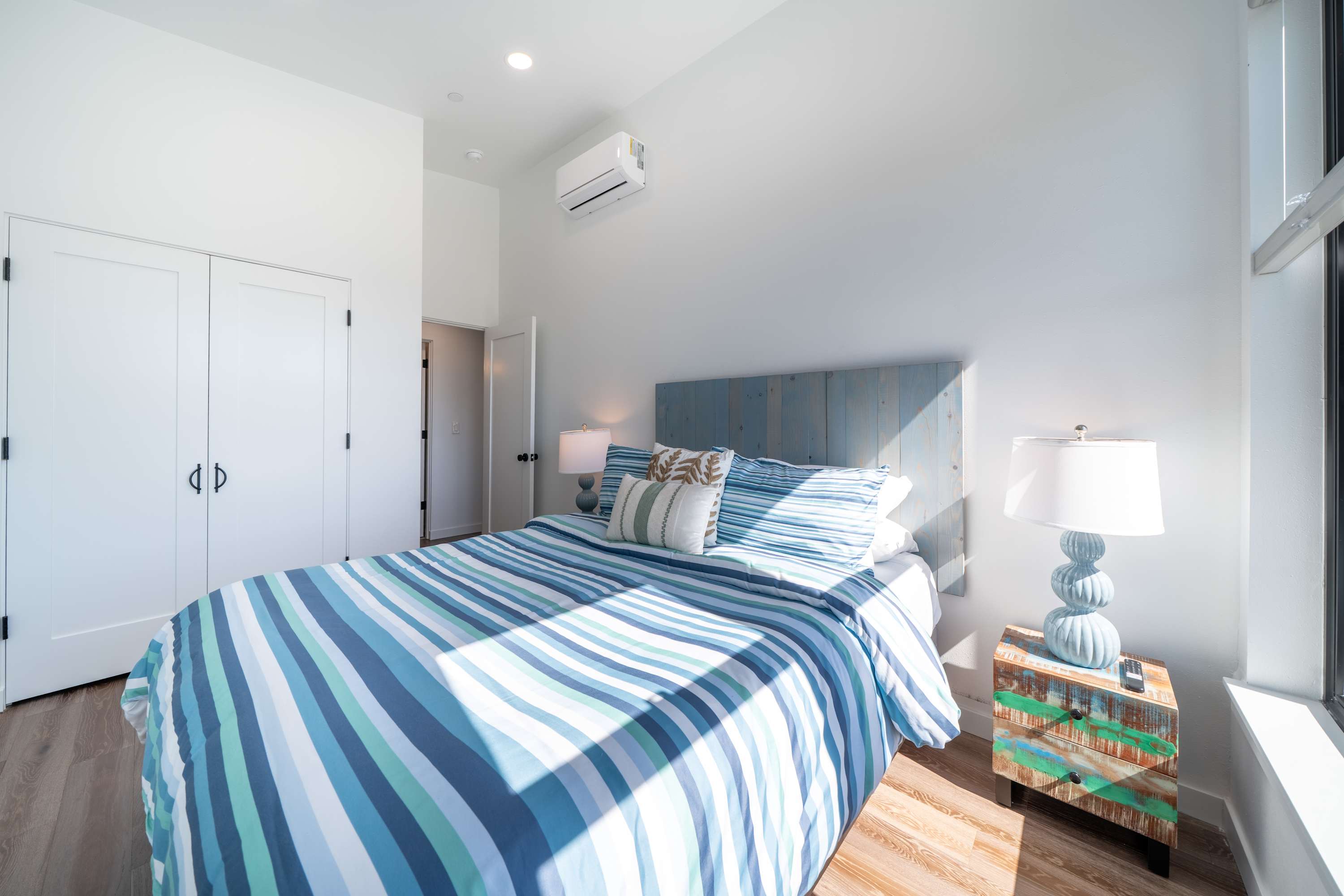 Bay Bridge Views, Hot Tub, Walk to Town + BBQ