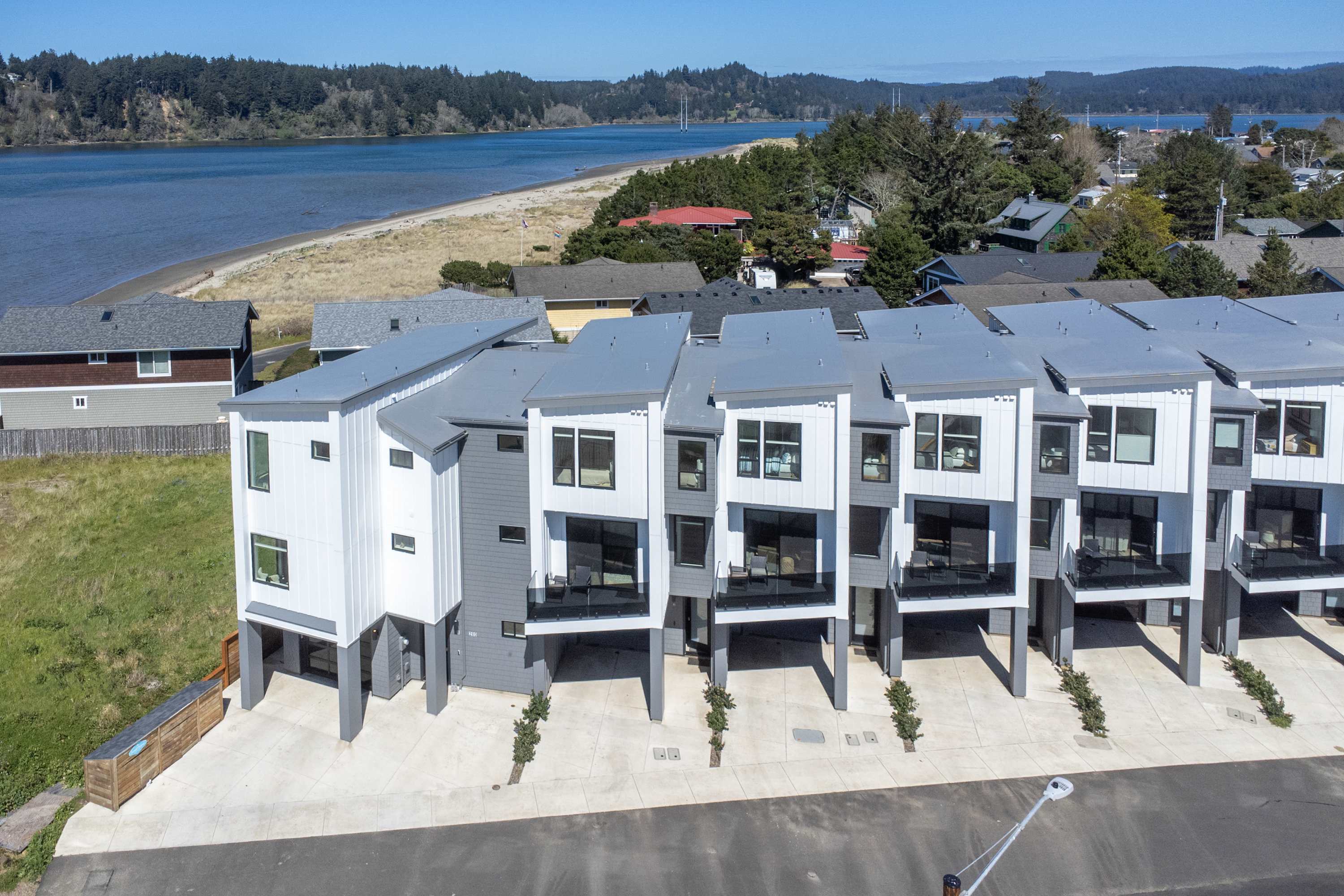 Bay Bridge Views, Hot Tub, Walk to Town + BBQ