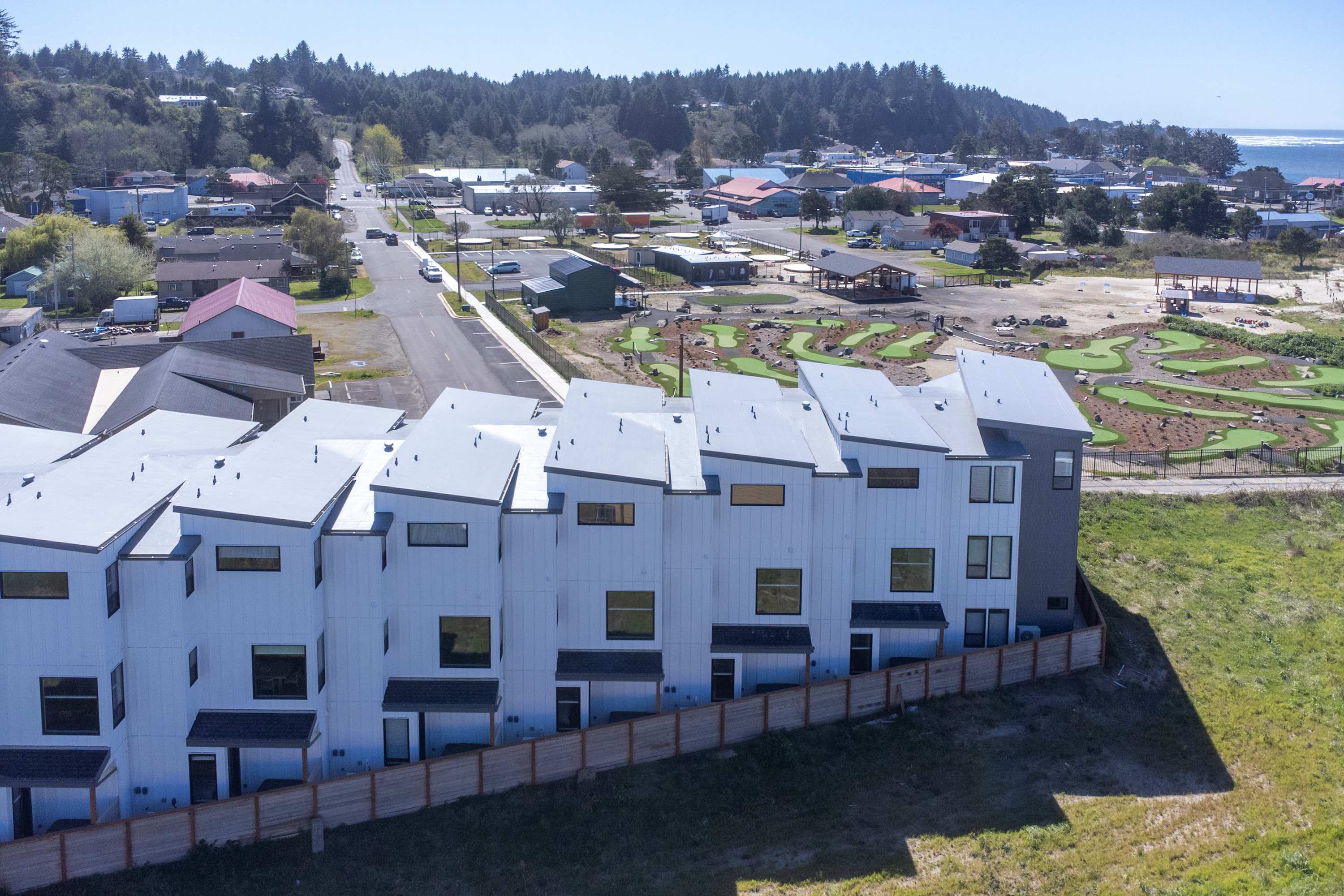 Bay Bridge Views, Hot Tub, Walk to Town + BBQ