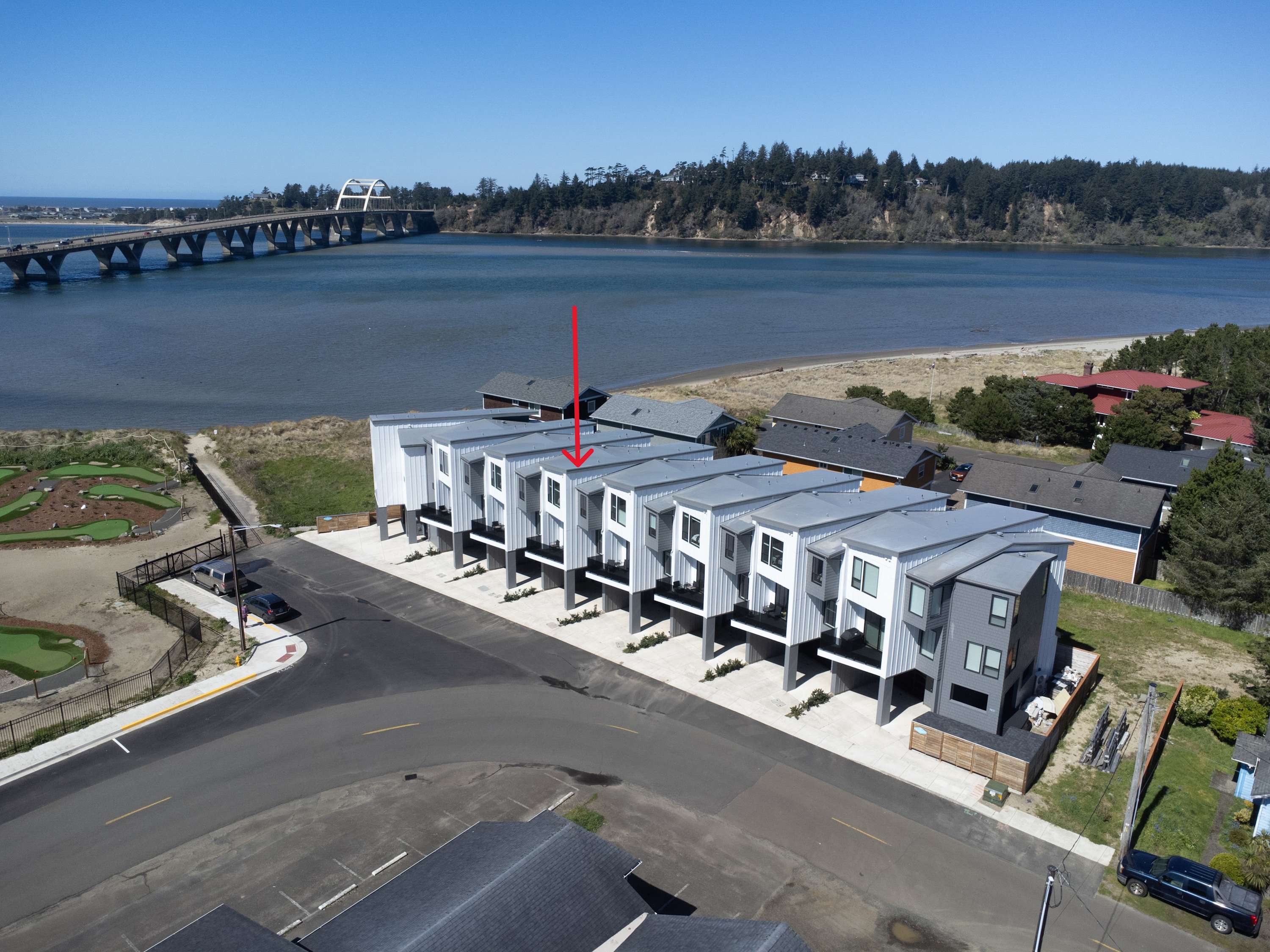 Boho Waldport Retreat + Bay Views, Hot Tub, BBQ