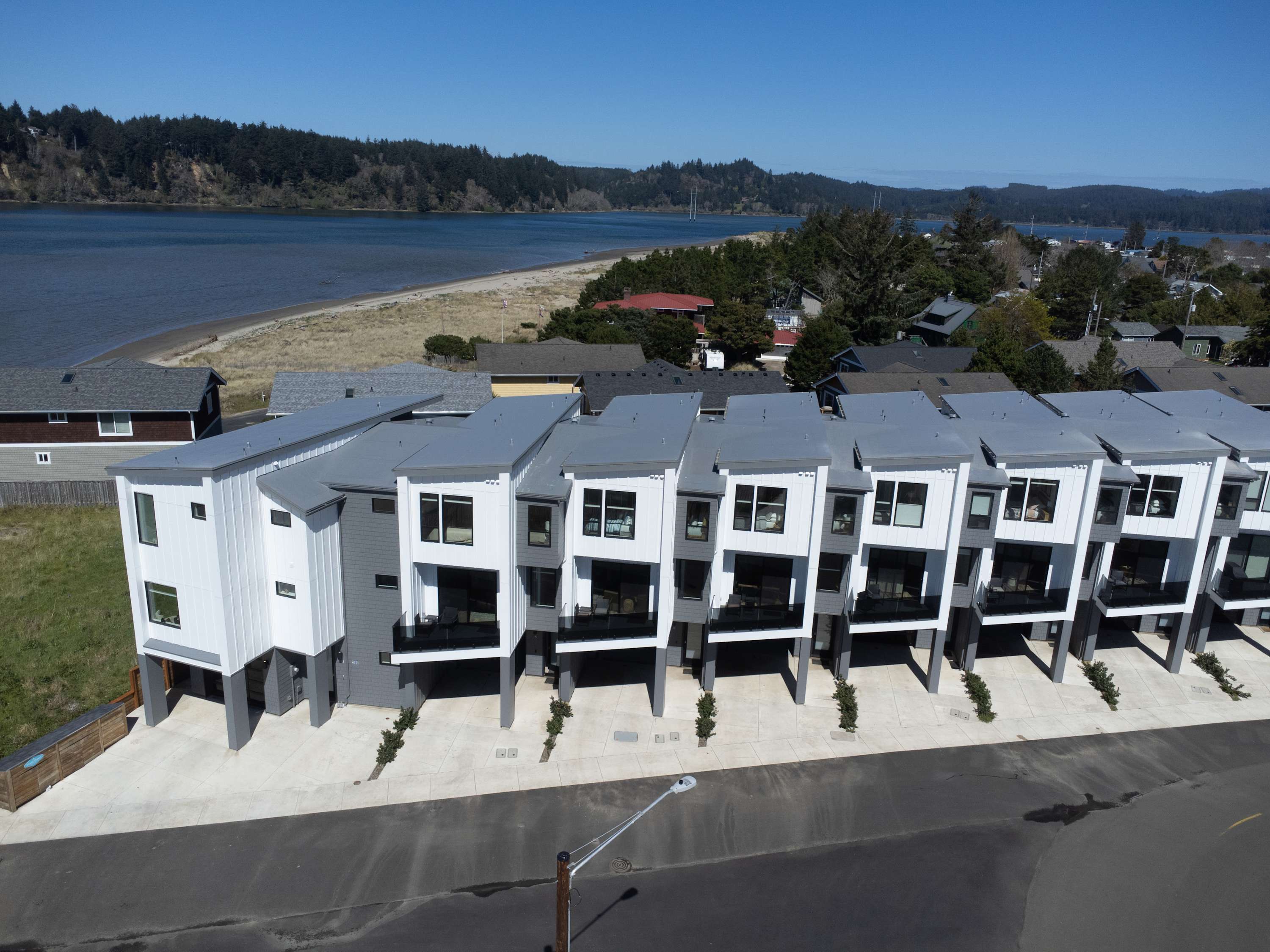 Boho Waldport Retreat + Bay Views, Hot Tub, BBQ