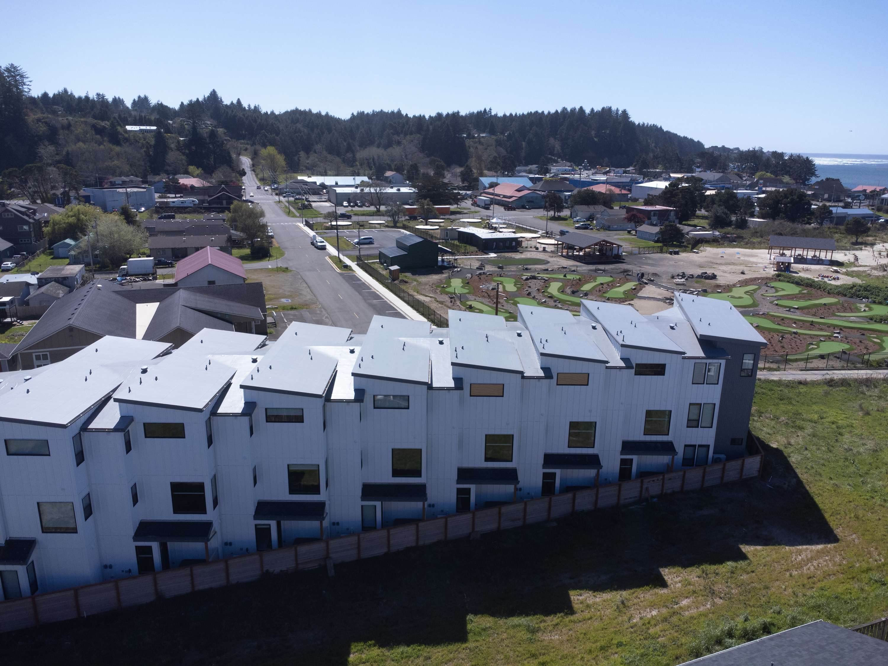 Boho Waldport Retreat + Bay Views, Hot Tub, BBQ