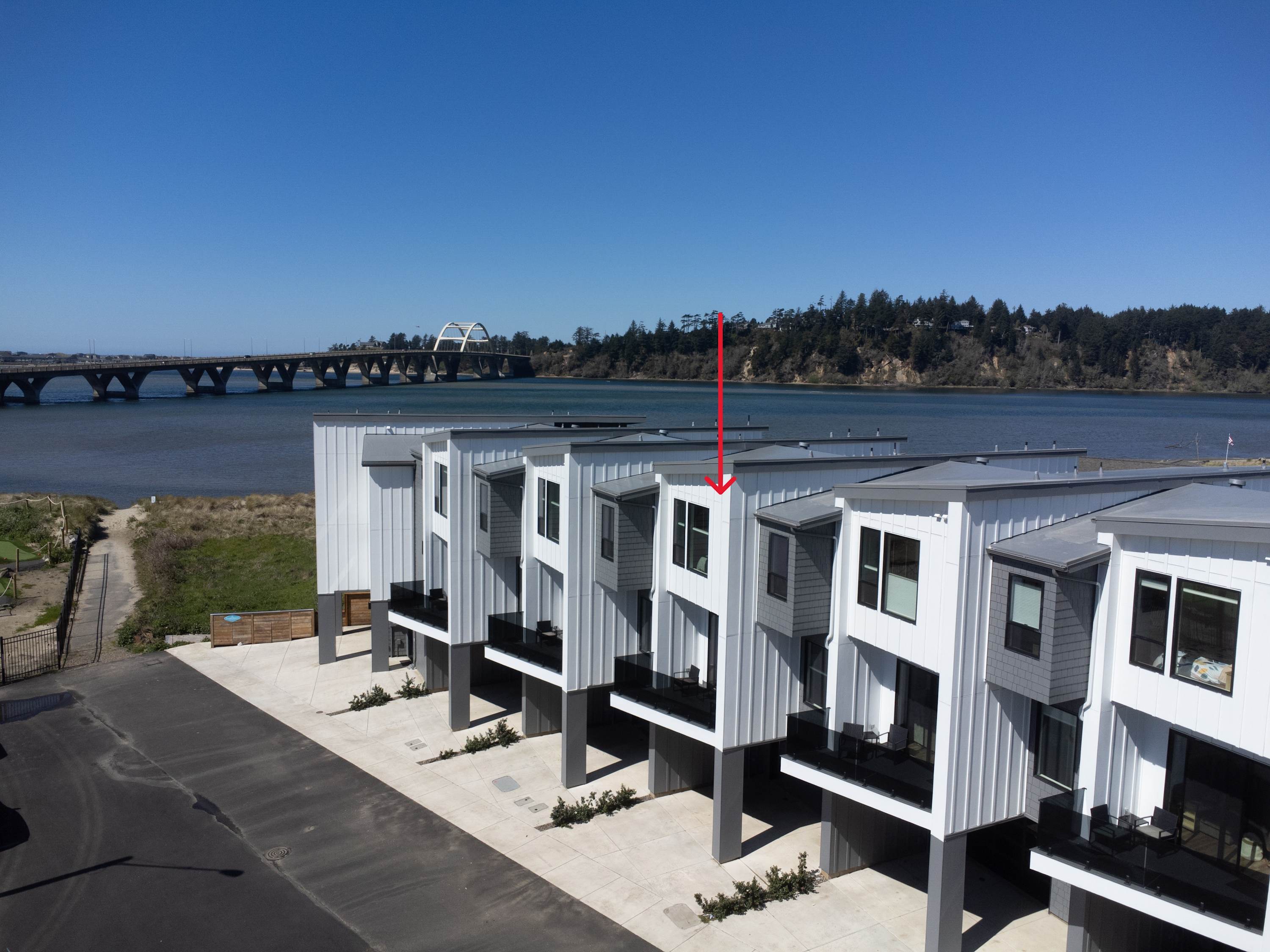 Boho Waldport Retreat + Bay Views, Hot Tub, BBQ