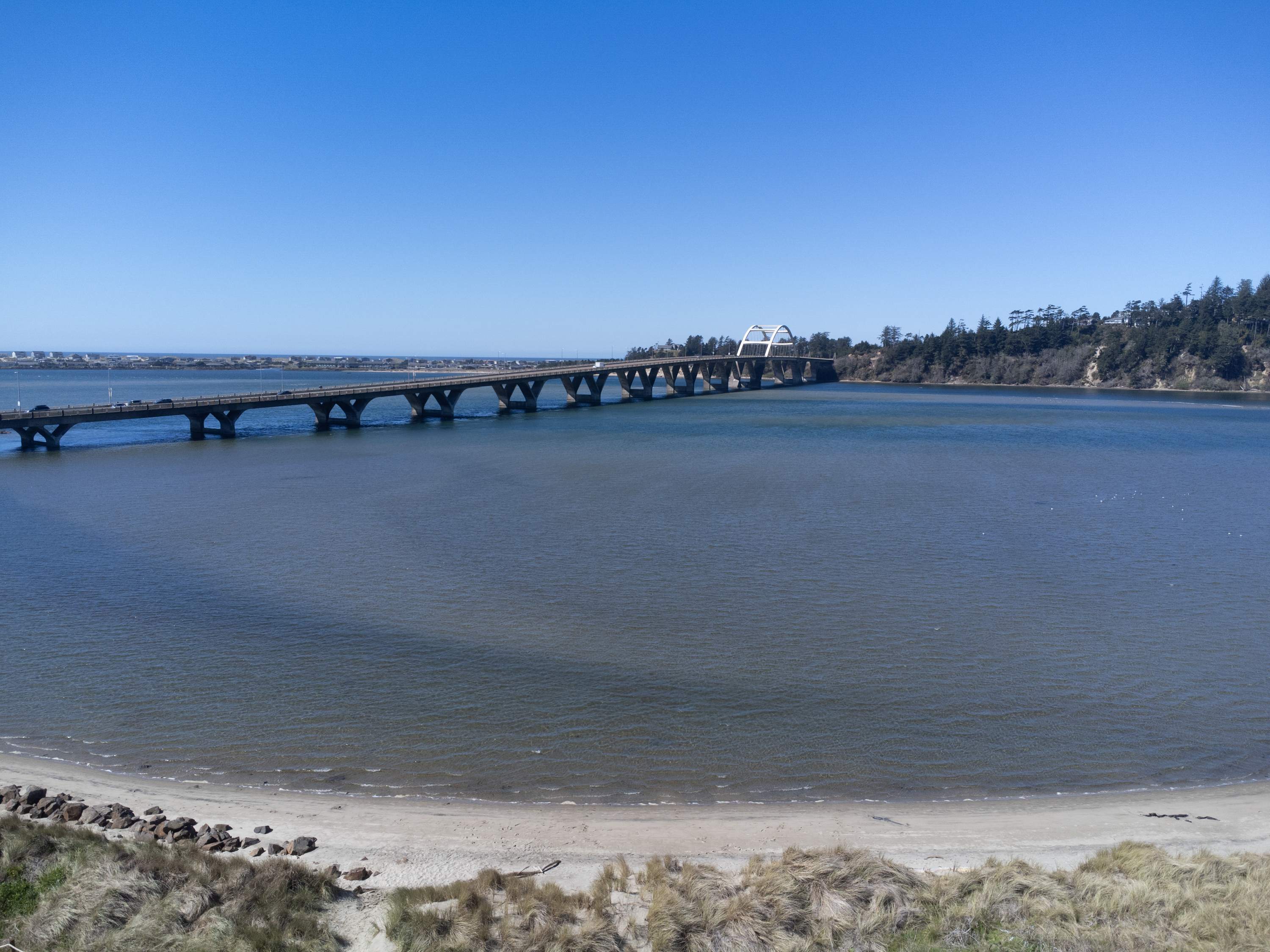 Boho Waldport Retreat + Bay Views, Hot Tub, BBQ