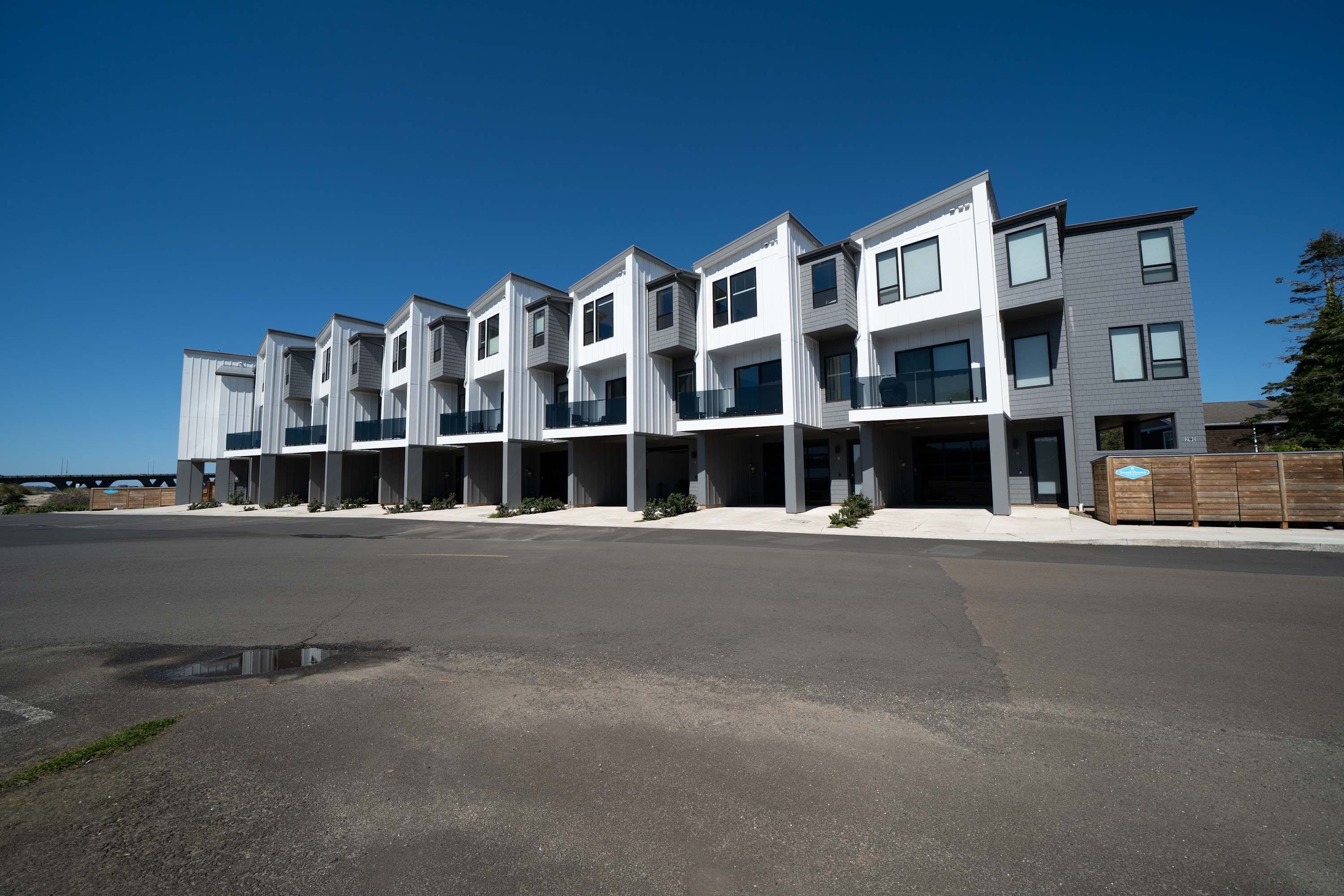 Boho Waldport Retreat + Bay Views, Hot Tub, BBQ