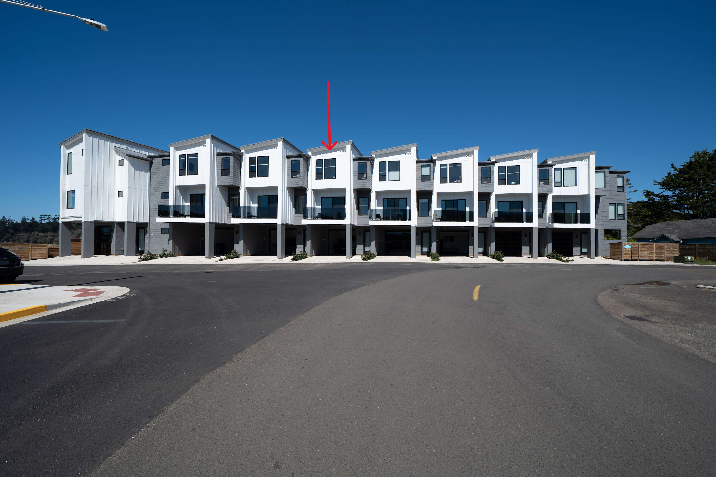 Boho Waldport Retreat + Bay Views, Hot Tub, BBQ