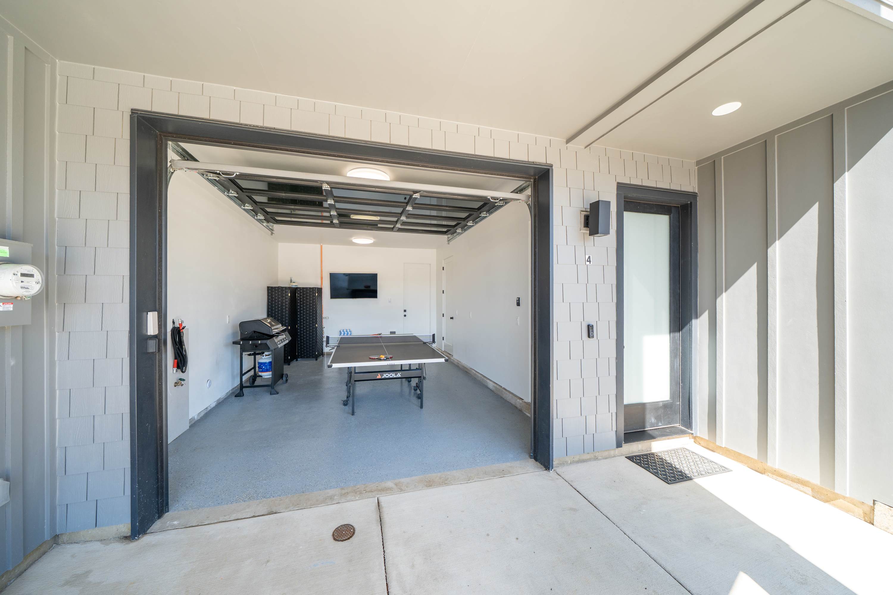 Boho Waldport Retreat + Bay Views, Hot Tub, BBQ