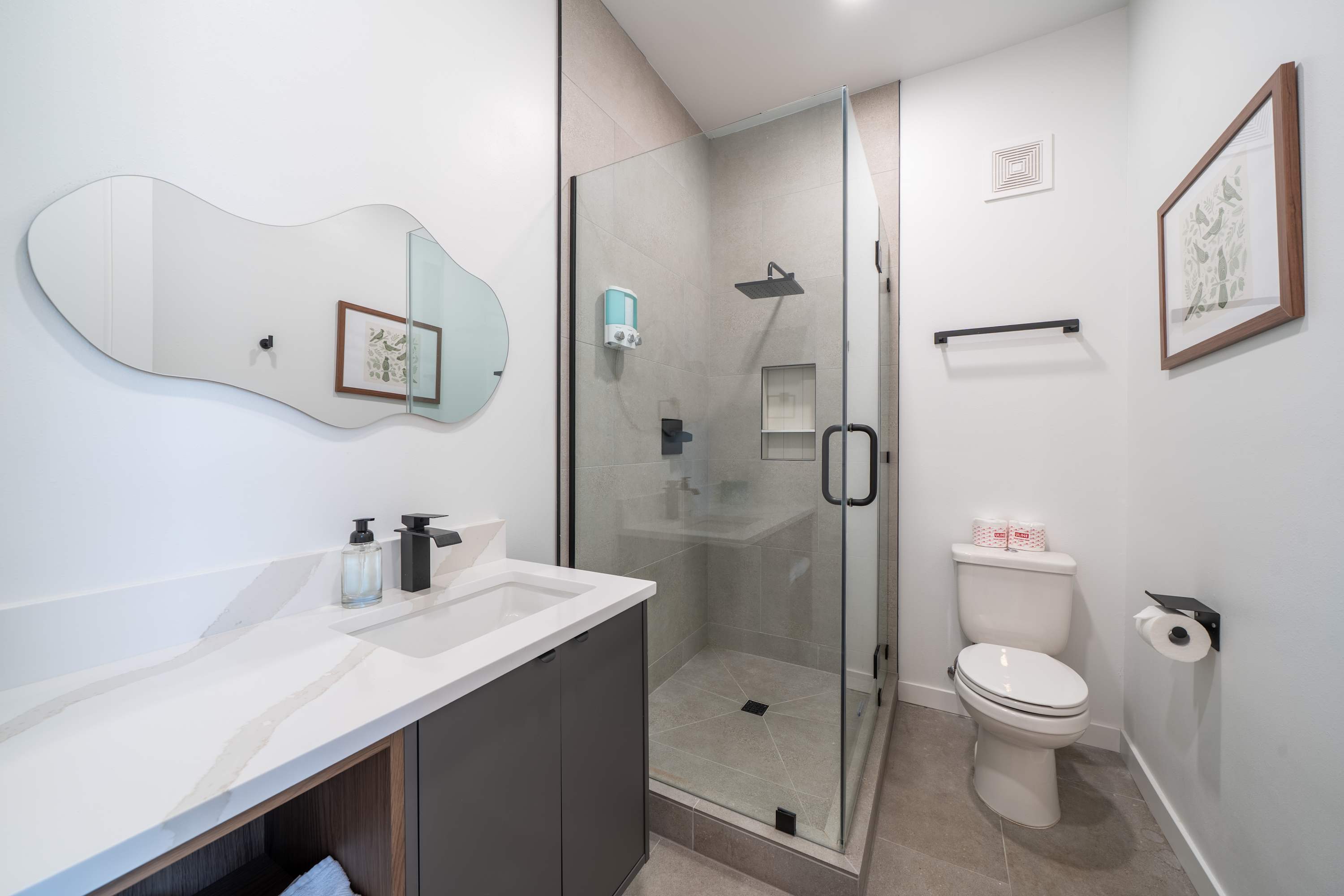 Boho Waldport Retreat + Bay Views, Hot Tub, BBQ