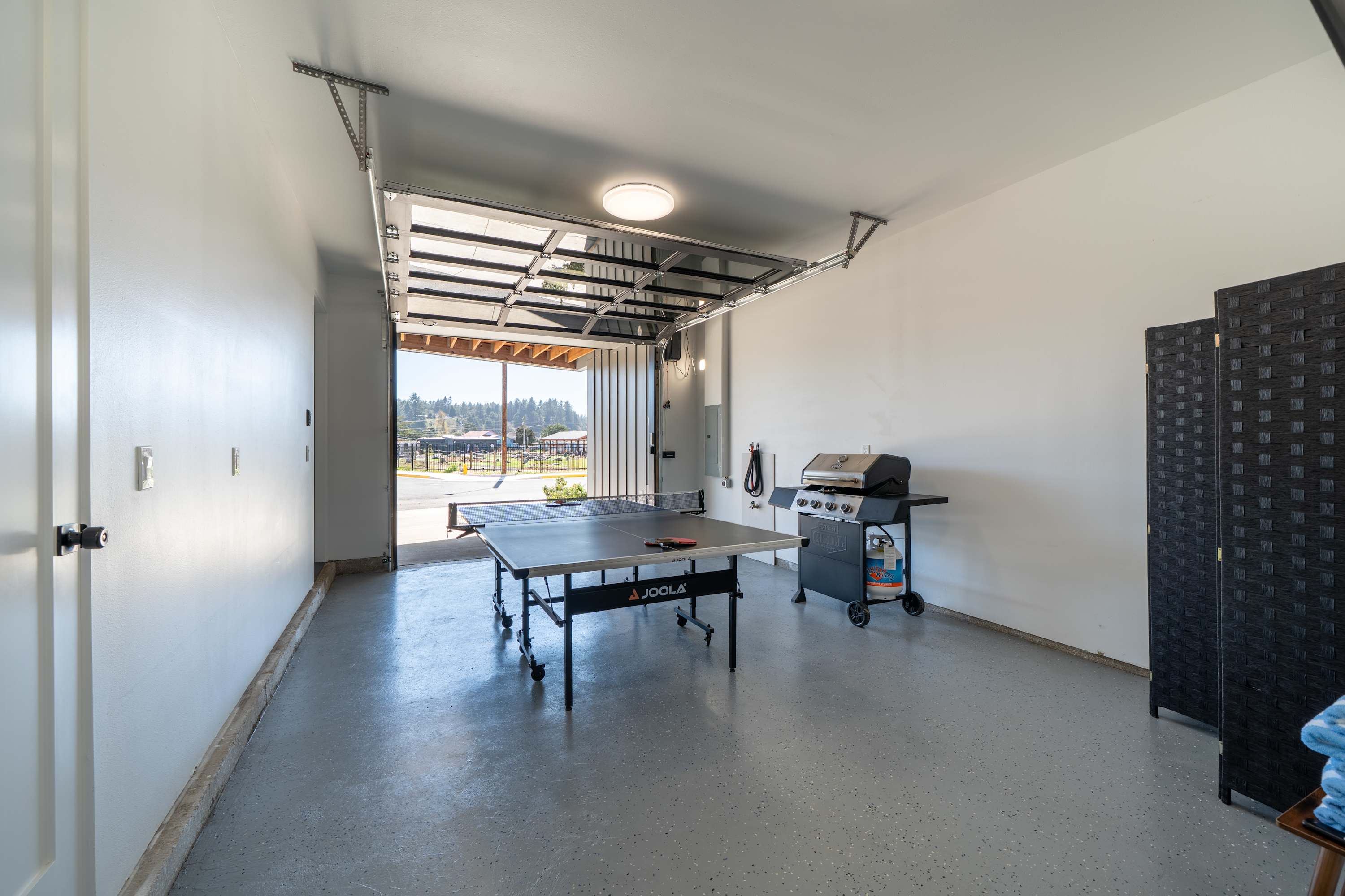 Boho Waldport Retreat + Bay Views, Hot Tub, BBQ