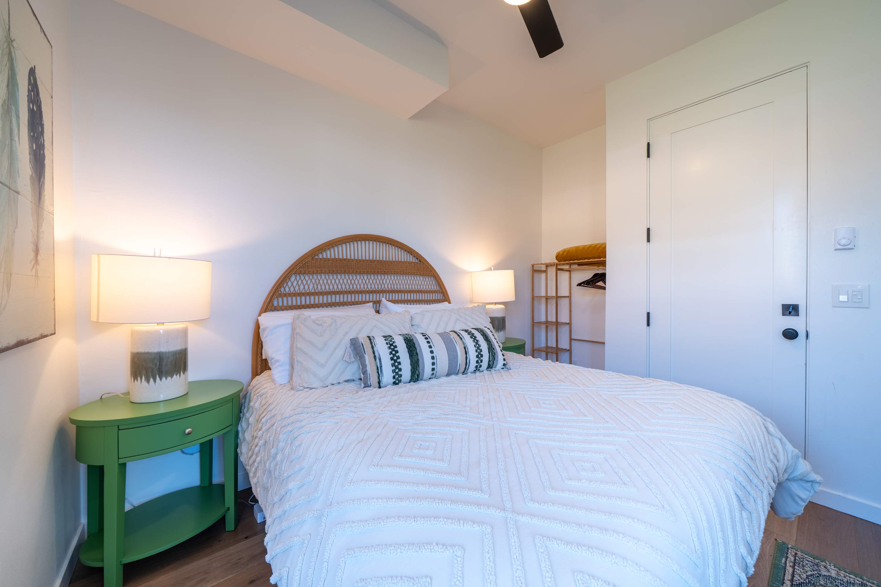 Boho Waldport Retreat + Bay Views, Hot Tub, BBQ