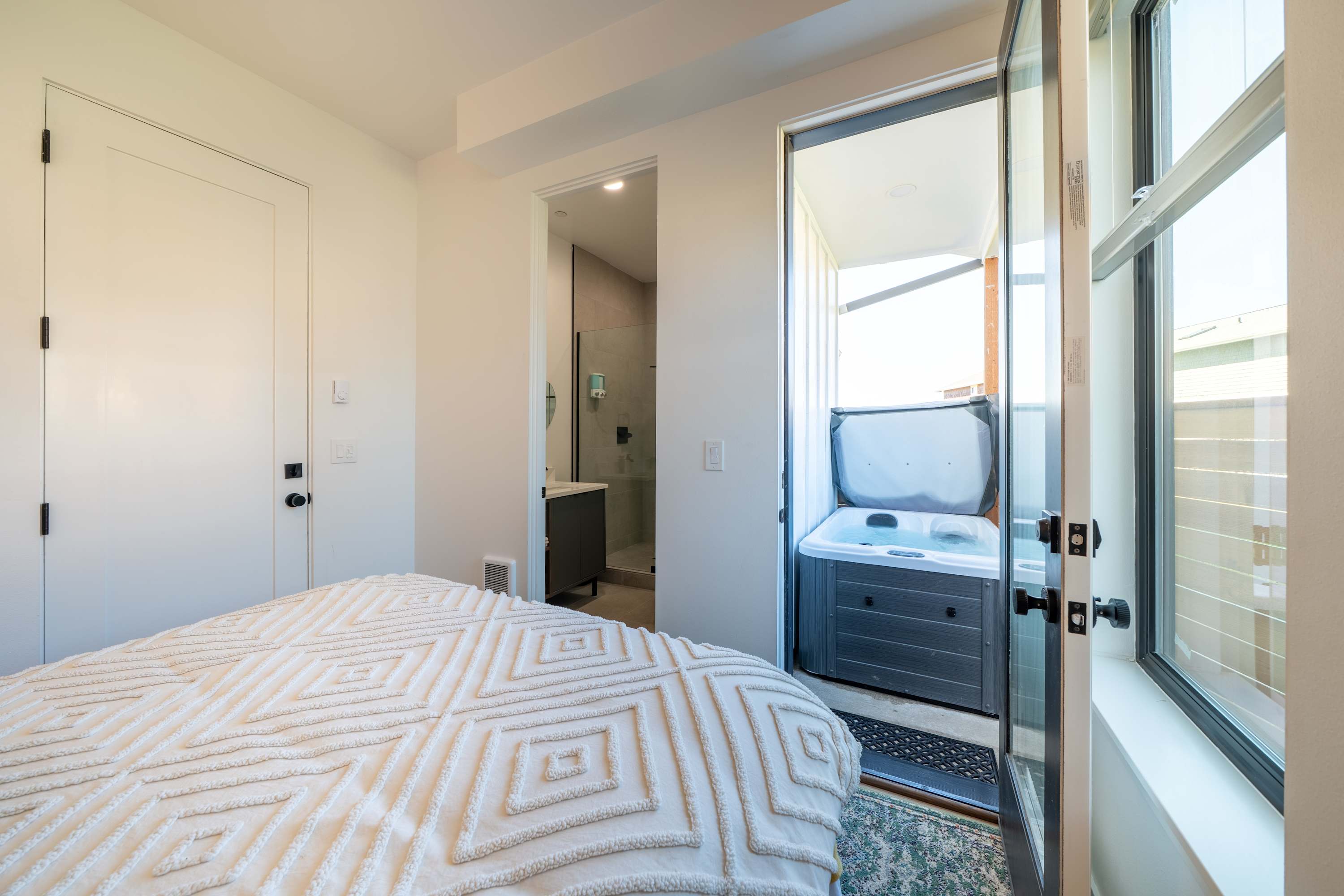 Boho Waldport Retreat + Bay Views, Hot Tub, BBQ