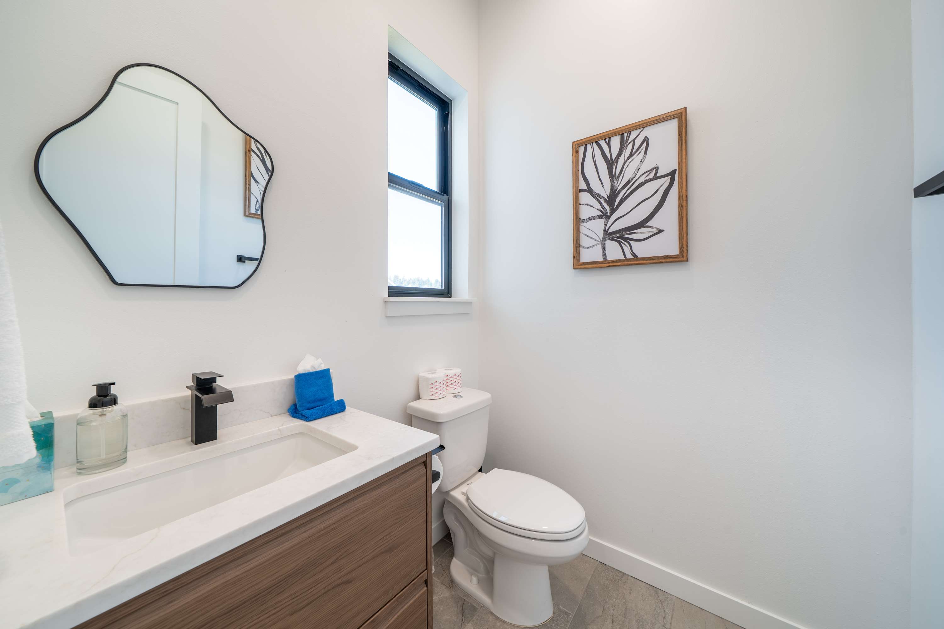 Boho Waldport Retreat + Bay Views, Hot Tub, BBQ