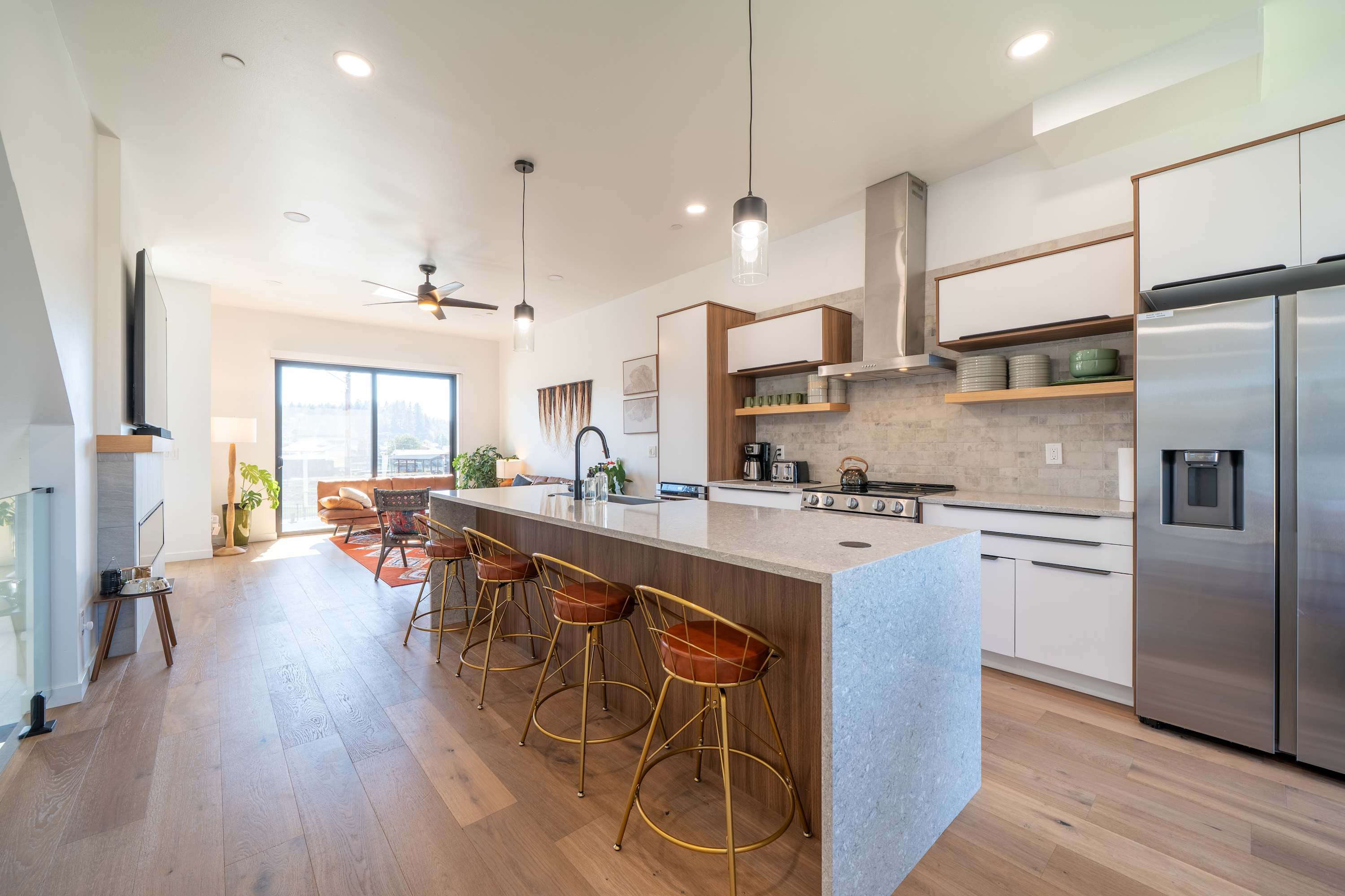 Boho Waldport Retreat + Bay Views, Hot Tub, BBQ