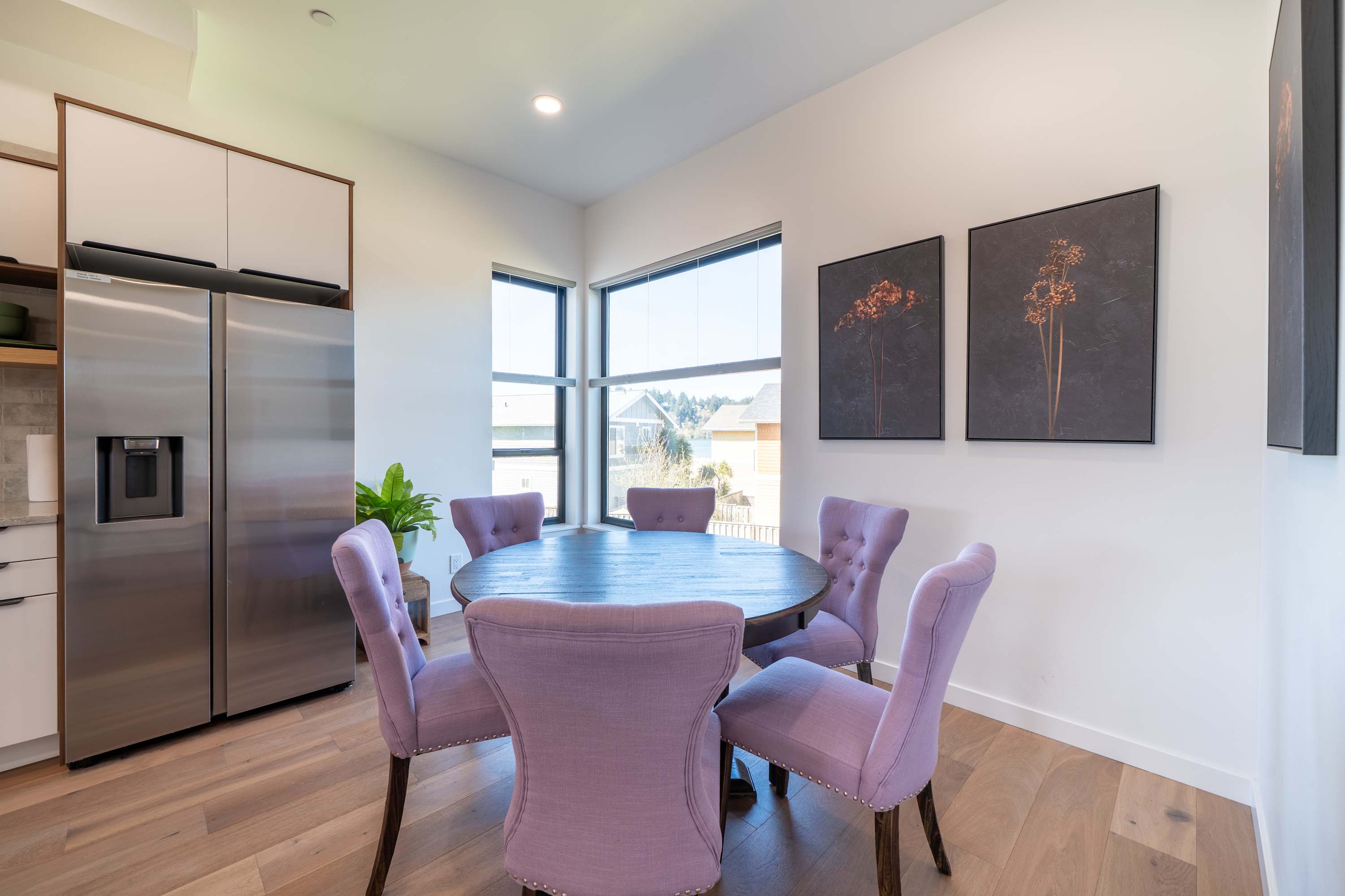 Boho Waldport Retreat + Bay Views, Hot Tub, BBQ