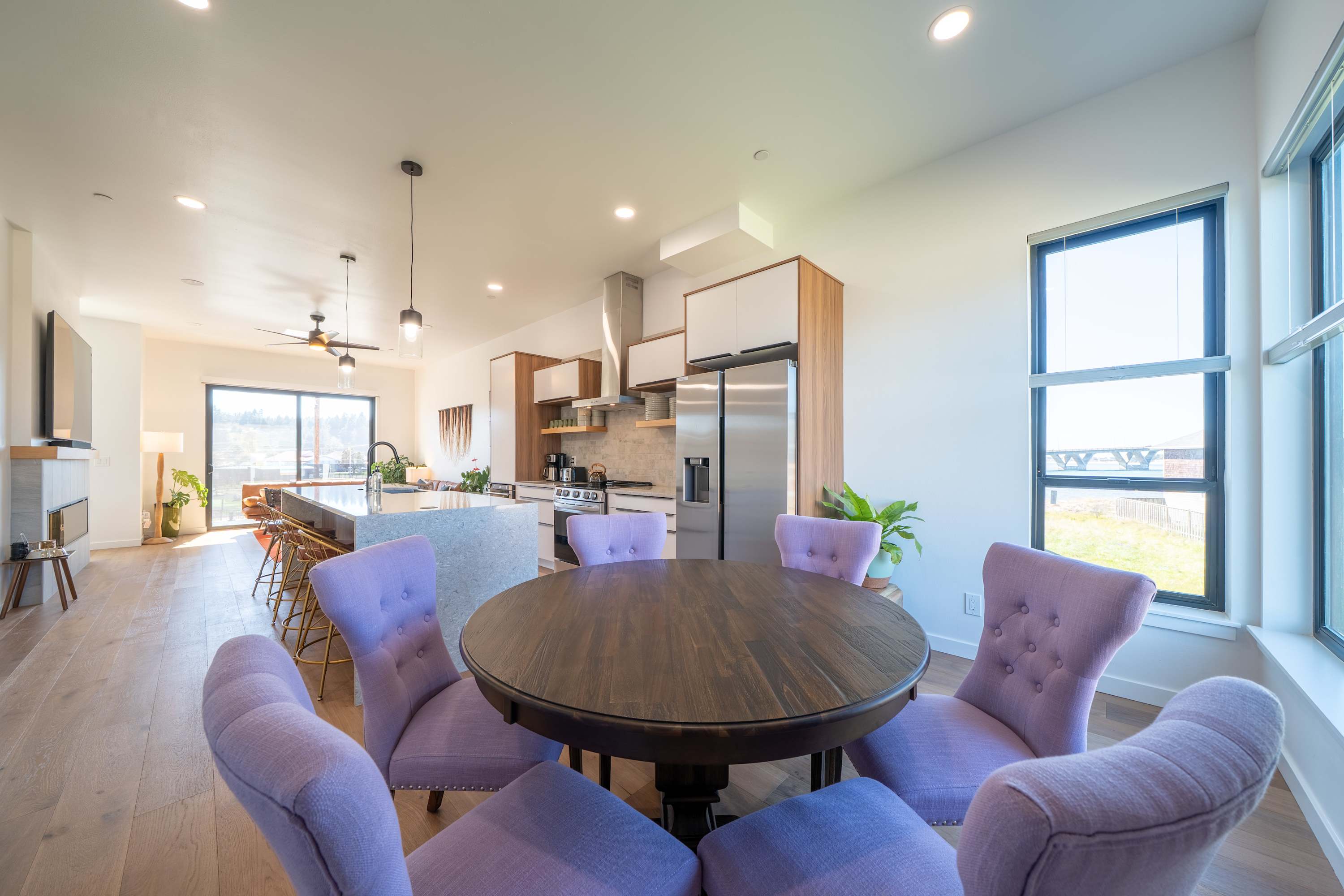 Boho Waldport Retreat + Bay Views, Hot Tub, BBQ