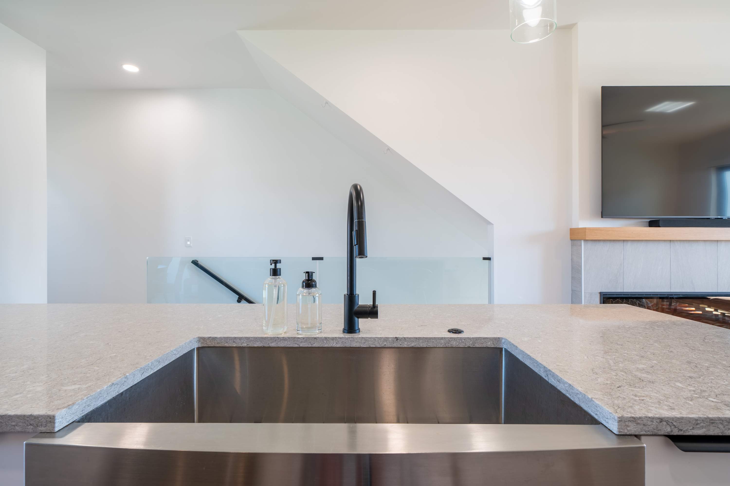 Boho Waldport Retreat + Bay Views, Hot Tub, BBQ