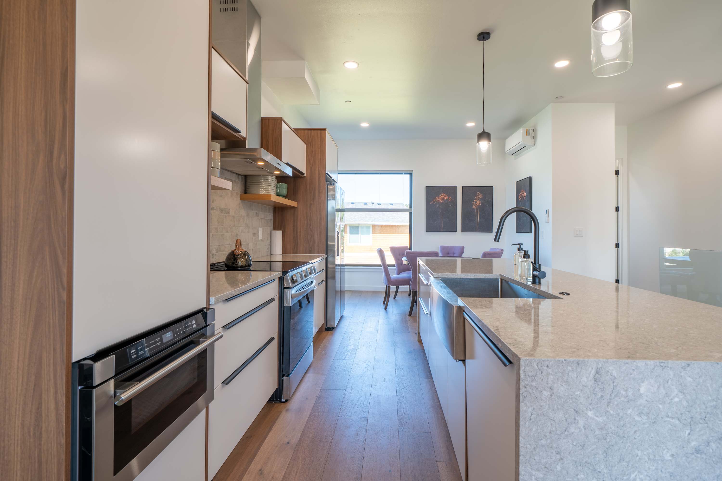 Boho Waldport Retreat + Bay Views, Hot Tub, BBQ