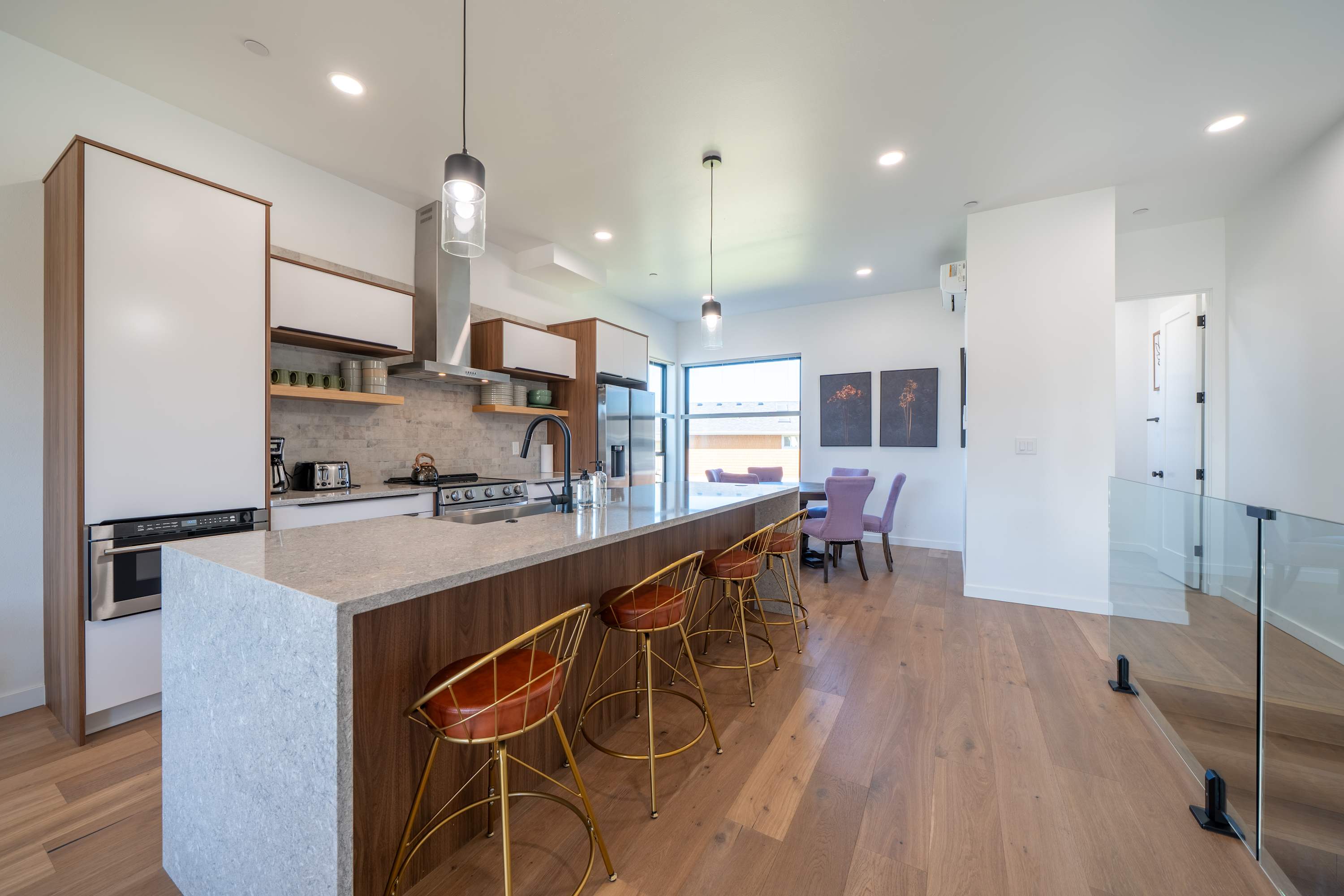 Boho Waldport Retreat + Bay Views, Hot Tub, BBQ