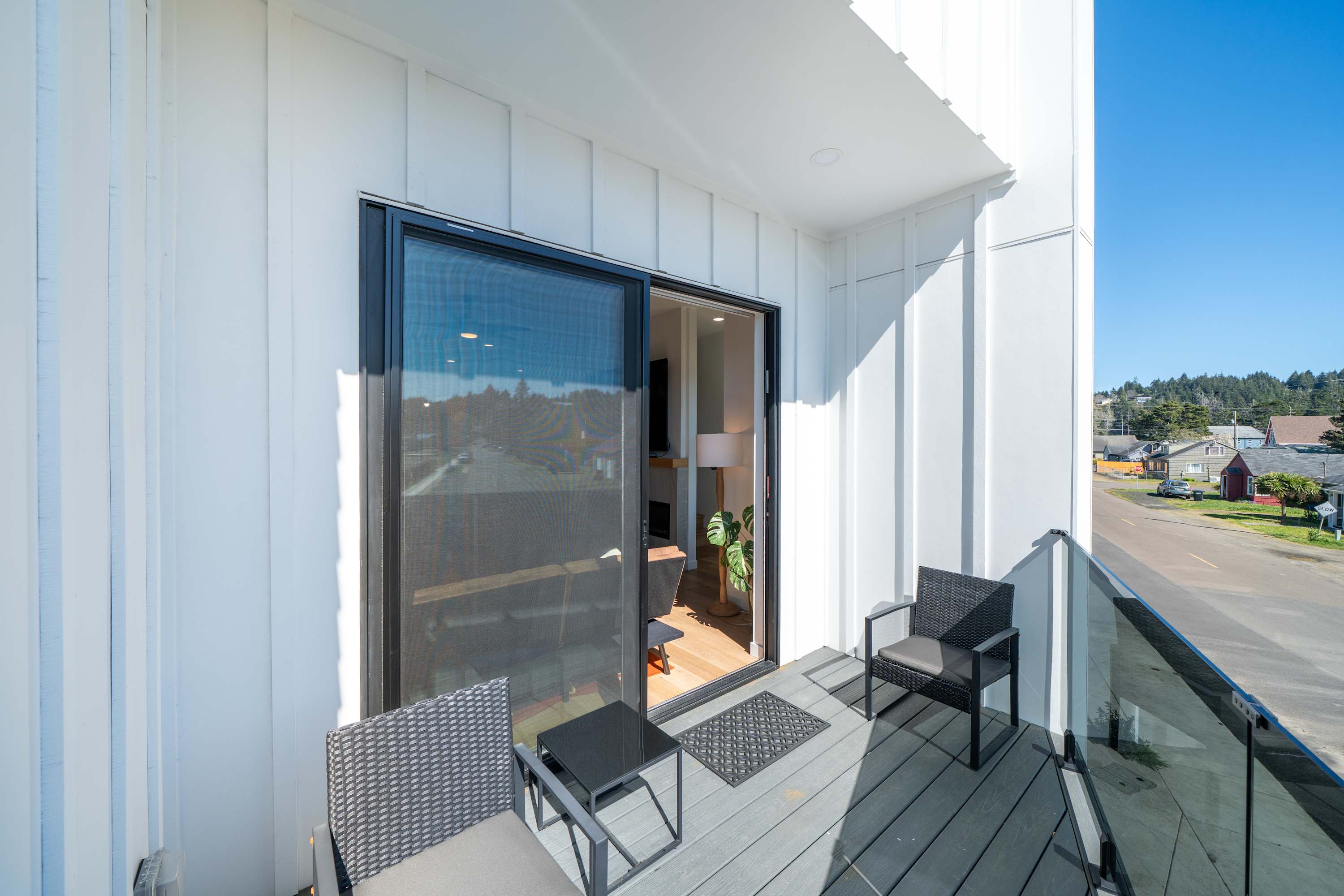 Boho Waldport Retreat + Bay Views, Hot Tub, BBQ