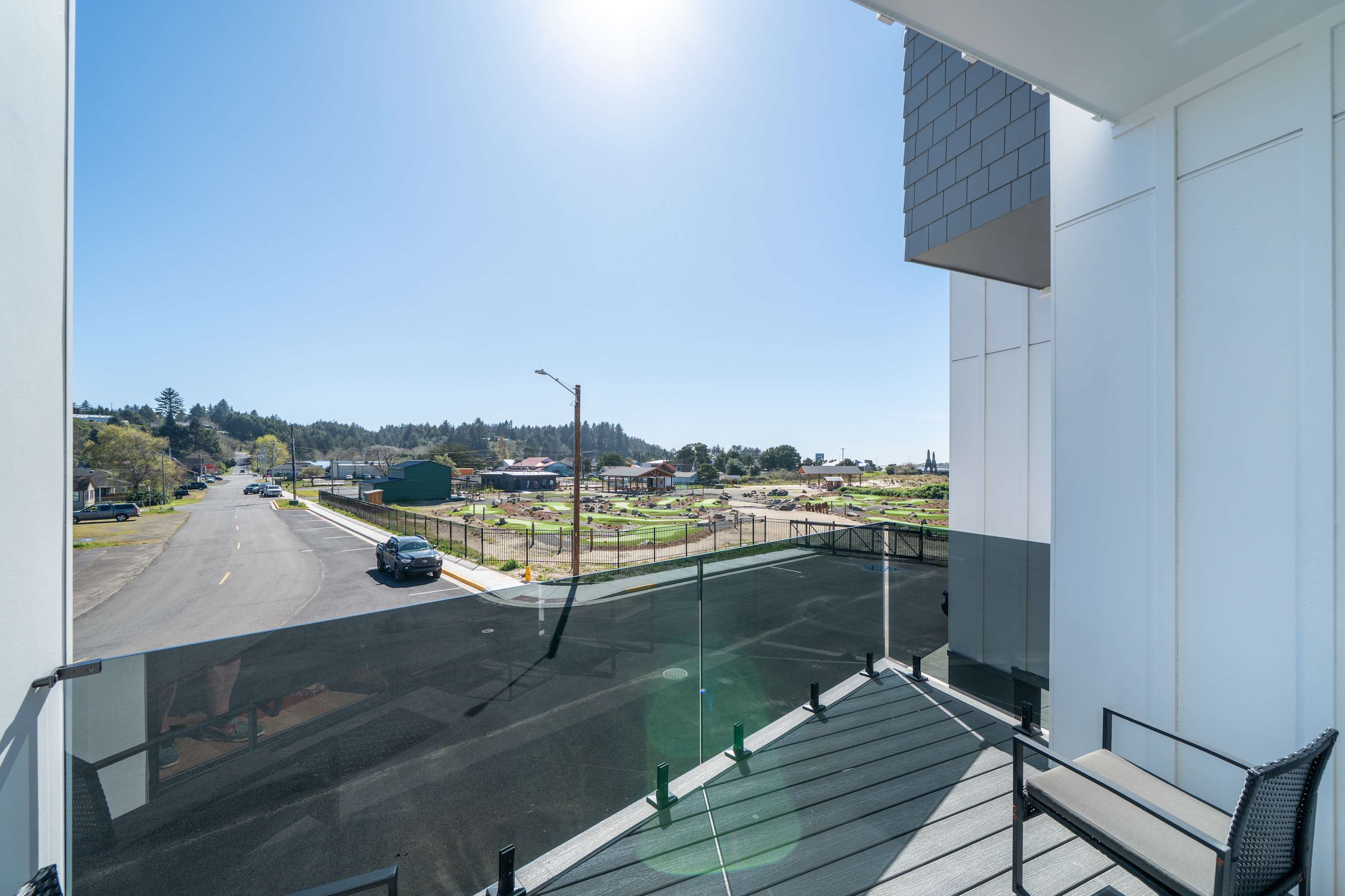 Boho Waldport Retreat + Bay Views, Hot Tub, BBQ