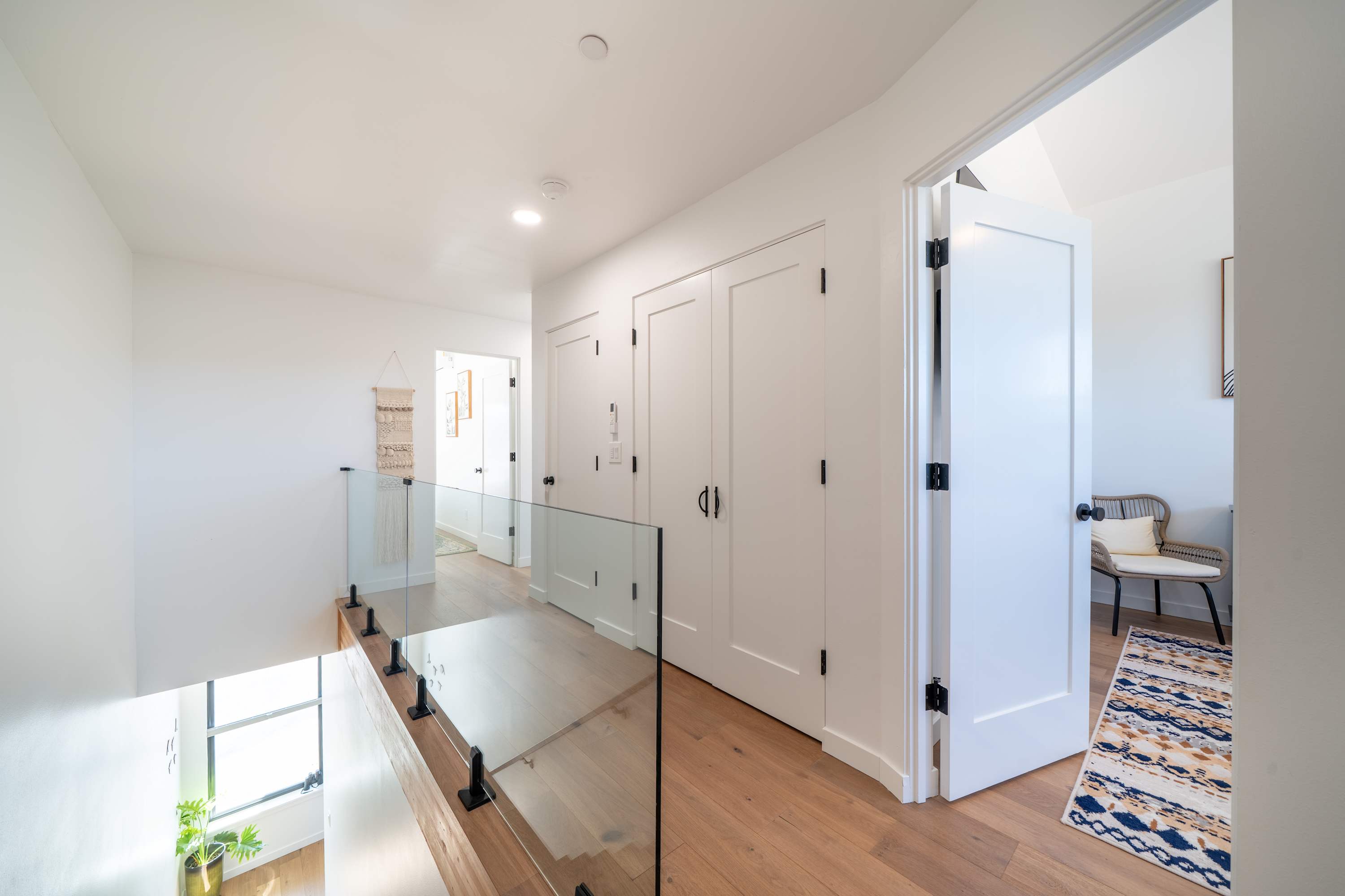 Boho Waldport Retreat + Bay Views, Hot Tub, BBQ