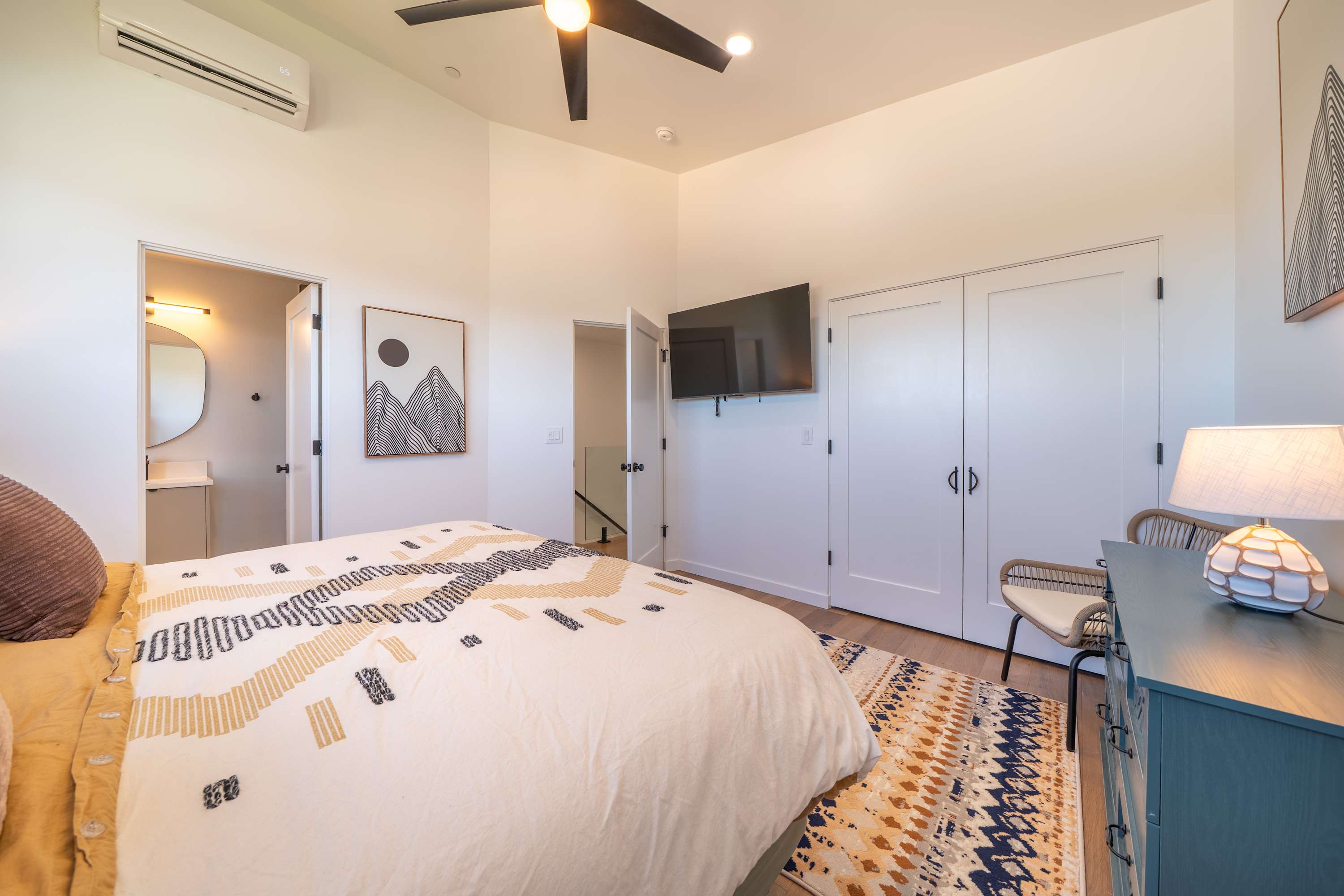 Boho Waldport Retreat + Bay Views, Hot Tub, BBQ