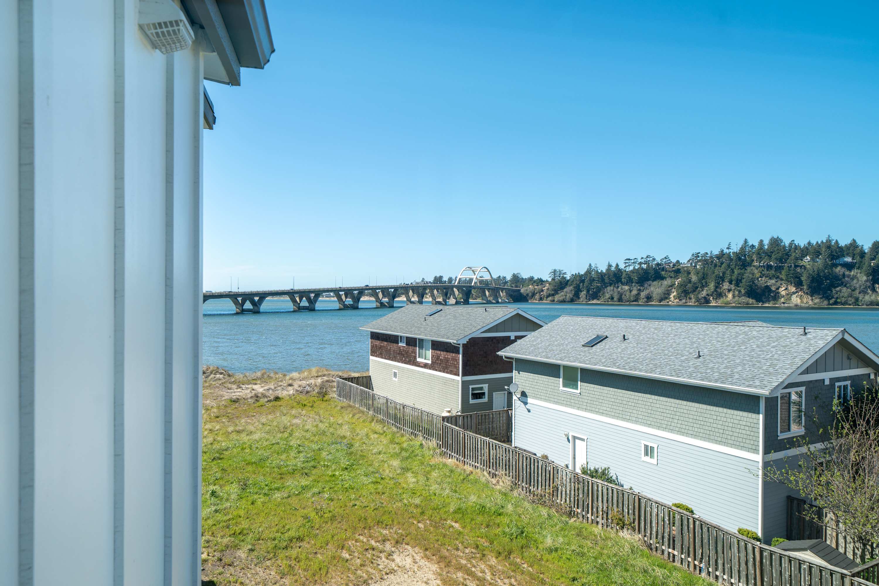 Boho Waldport Retreat + Bay Views, Hot Tub, BBQ