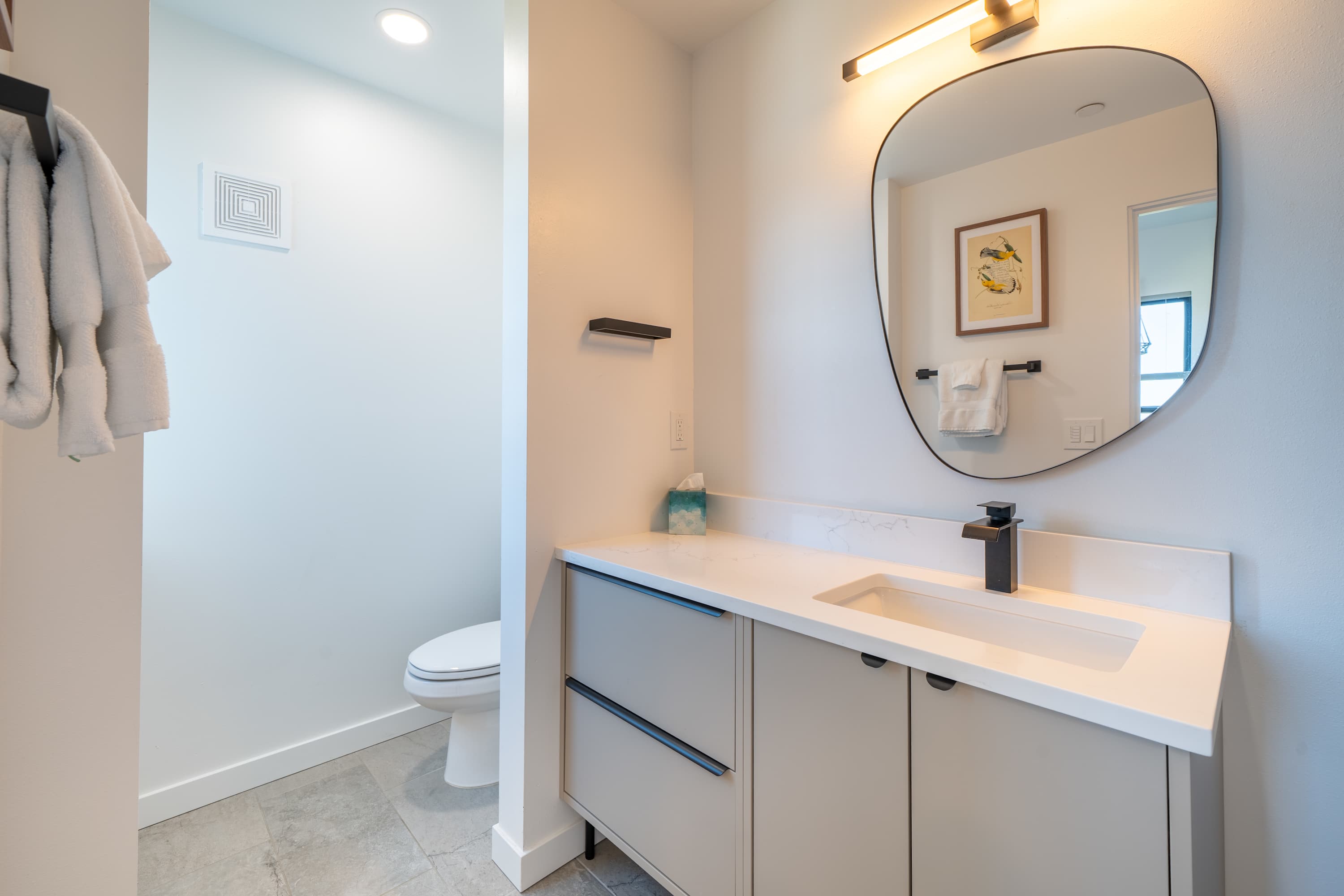 Boho Waldport Retreat + Bay Views, Hot Tub, BBQ