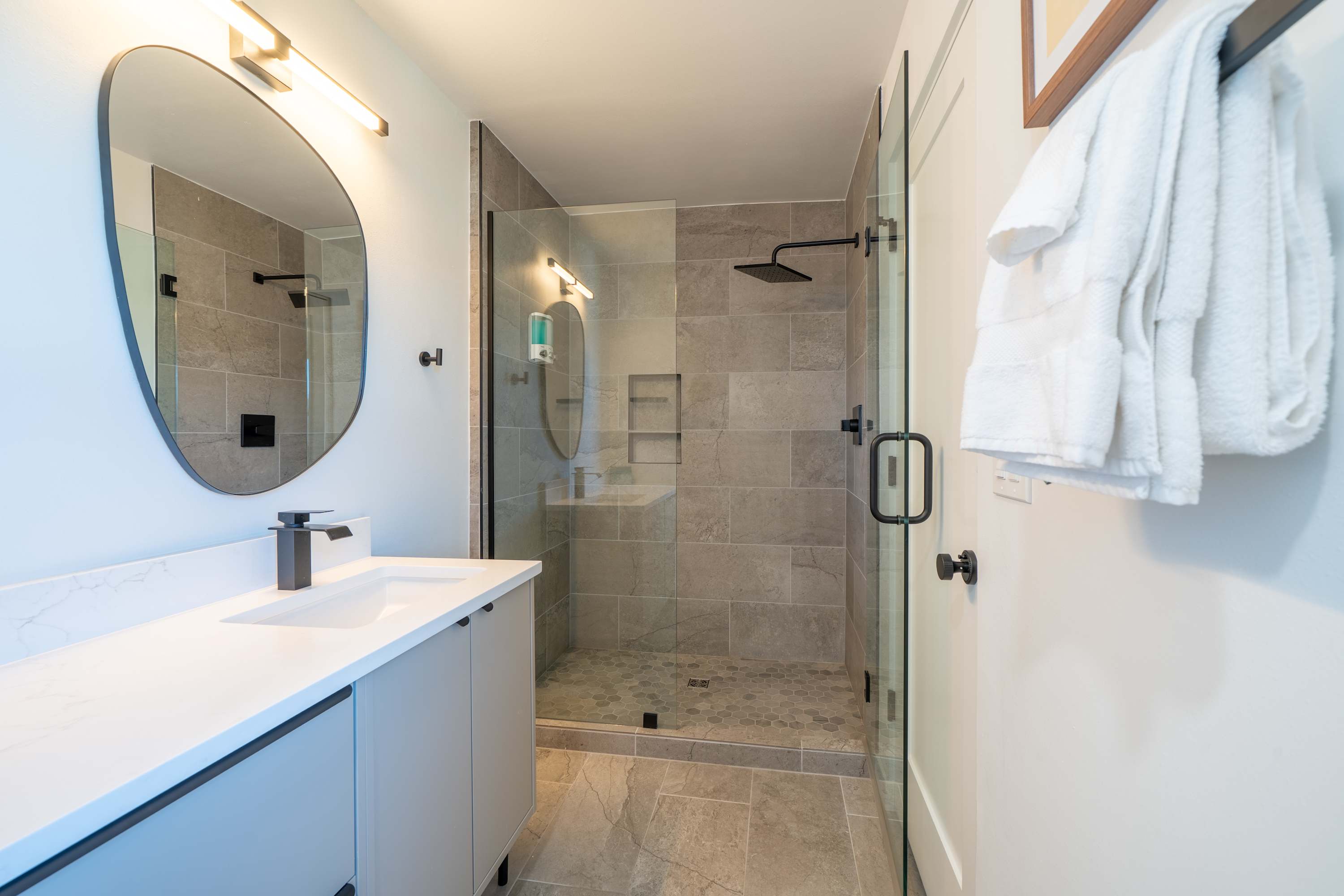 Boho Waldport Retreat + Bay Views, Hot Tub, BBQ