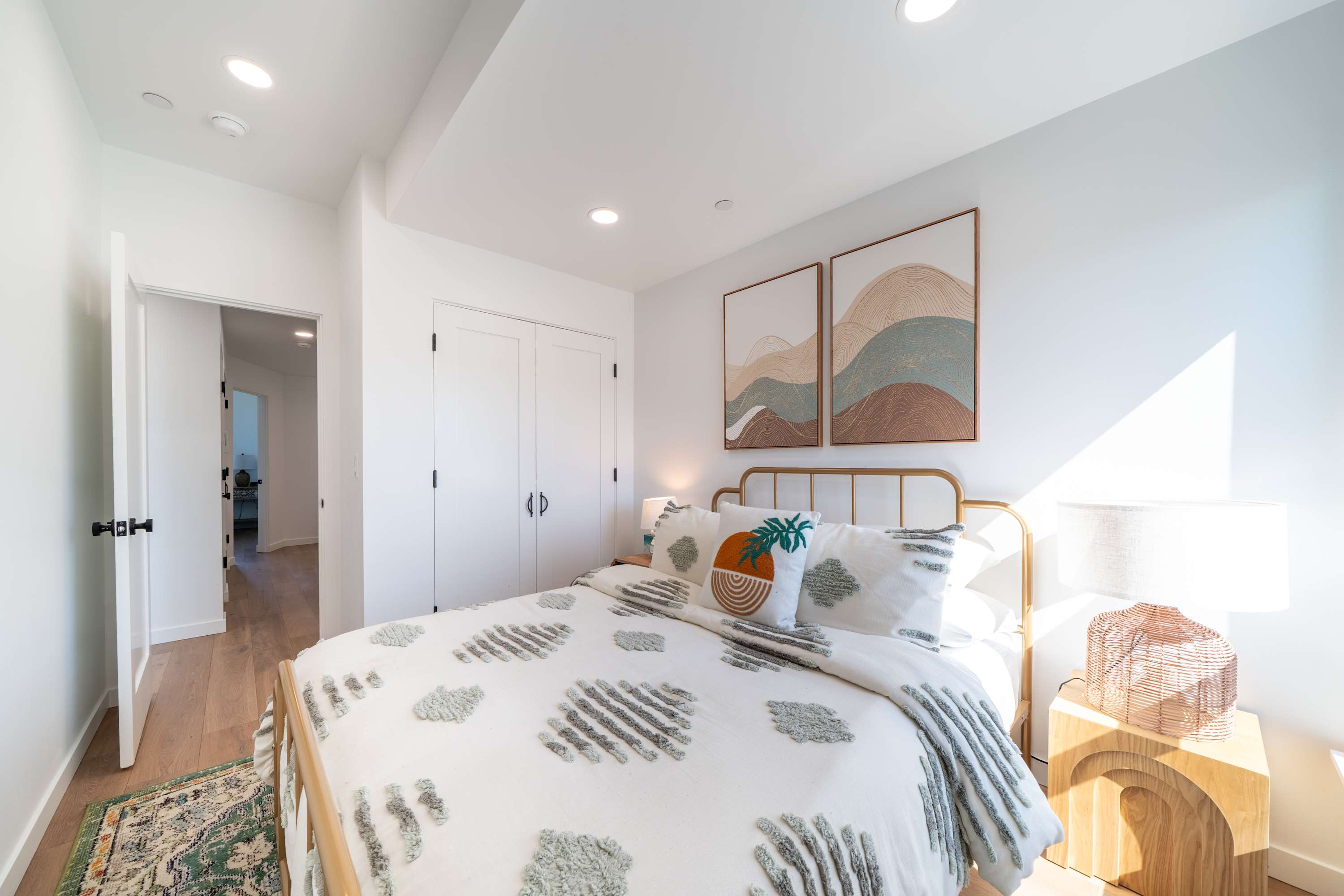 Boho Waldport Retreat + Bay Views, Hot Tub, BBQ