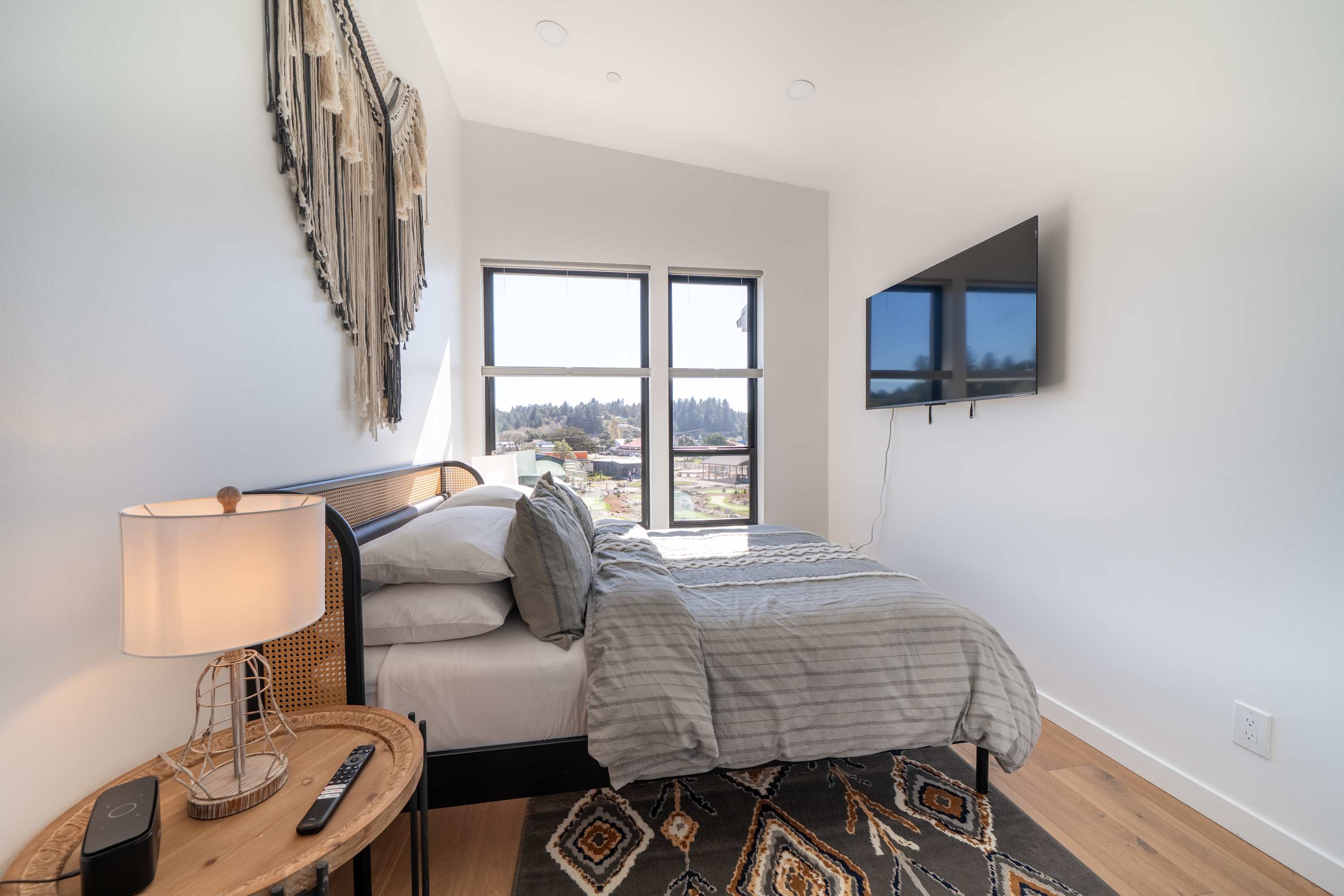 Boho Waldport Retreat + Bay Views, Hot Tub, BBQ