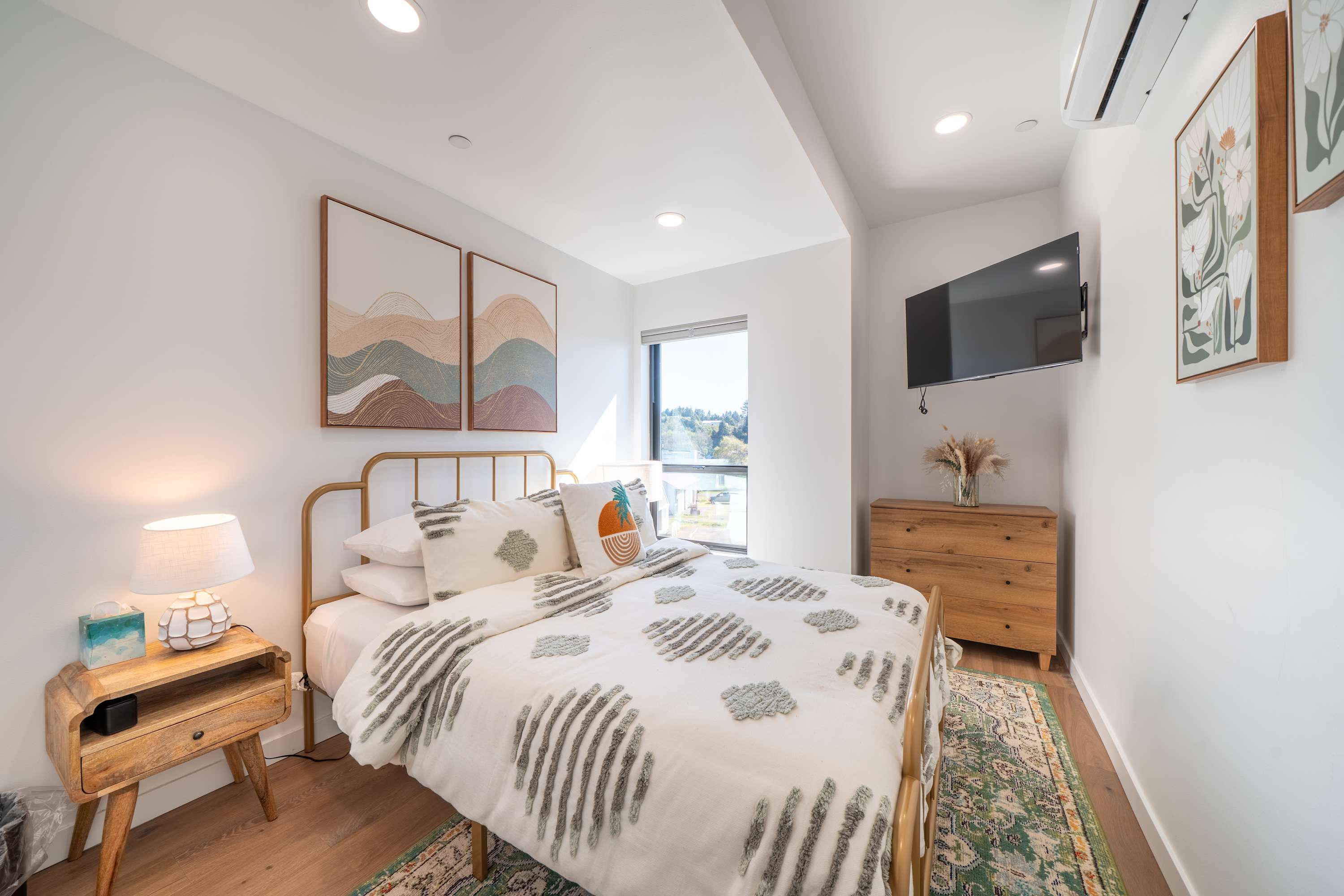 Boho Waldport Retreat + Bay Views, Hot Tub, BBQ