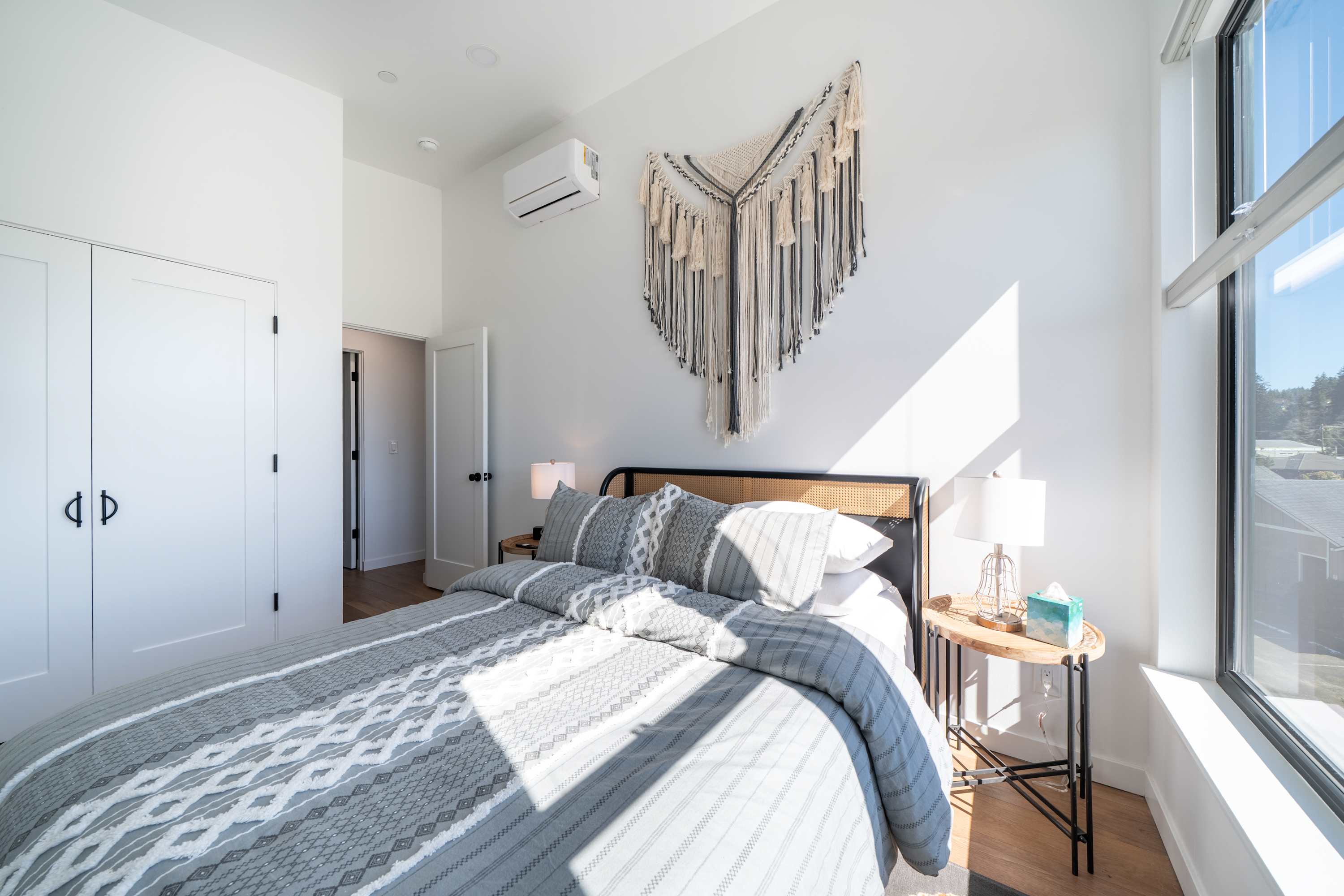 Boho Waldport Retreat + Bay Views, Hot Tub, BBQ