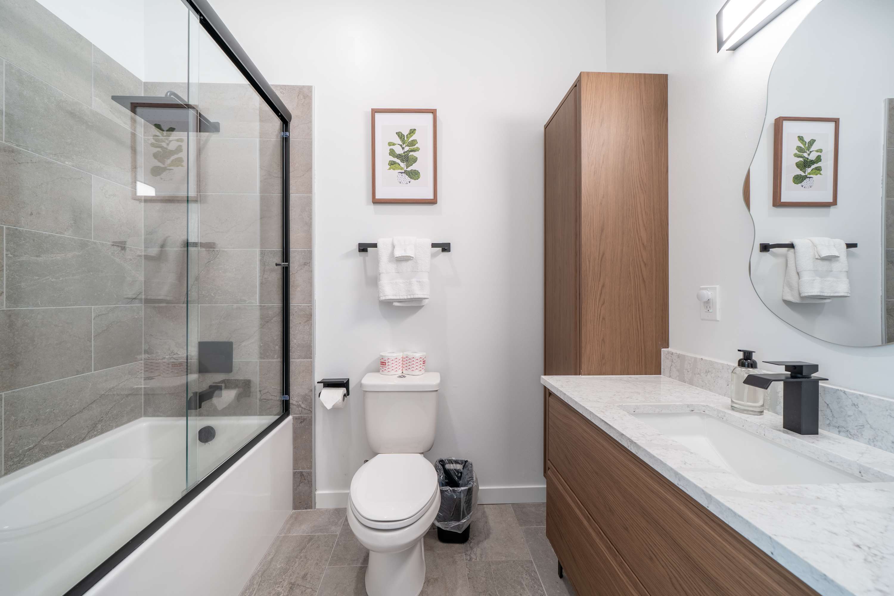 Boho Waldport Retreat + Bay Views, Hot Tub, BBQ