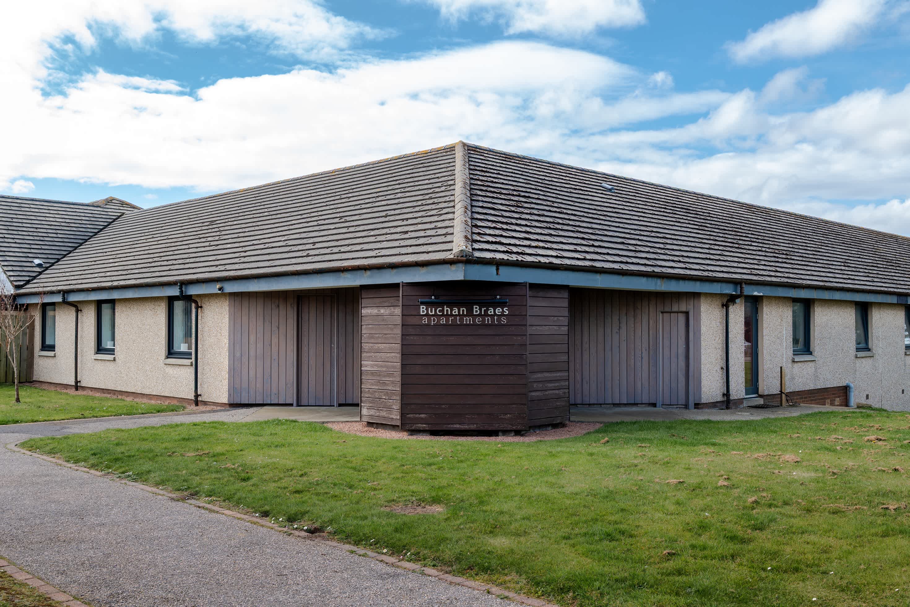 Spacious 2BR Ground Floor Sleeps 5 Near Peterhead Harbour FREE Parking Fast WiFi in Station Avenue AB42 3PW - Property image 6 - VivreStays
