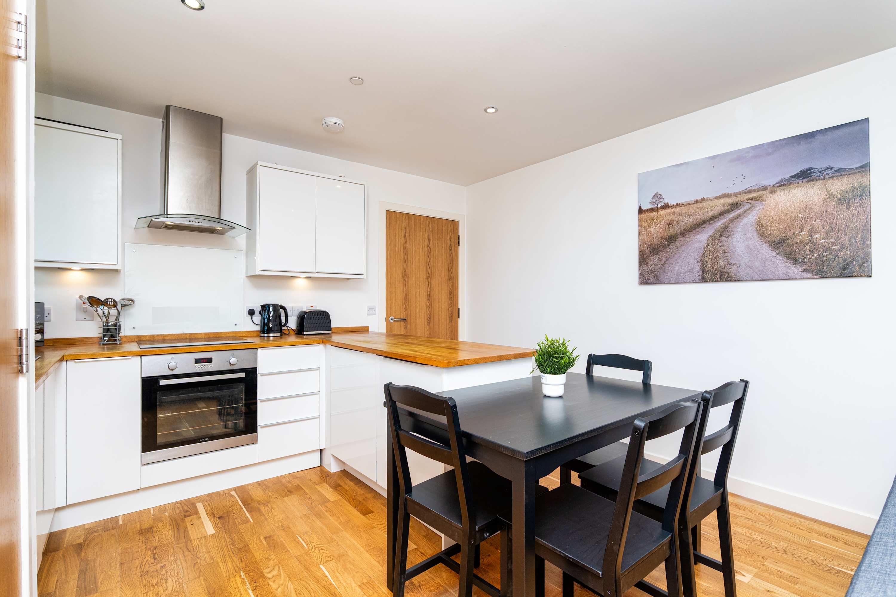 Spacious 2BR Ground Floor Sleeps 5 Near Peterhead Harbour FREE Parking Fast WiFi in Station Avenue AB42 3PW - Property image 8 - VivreStays