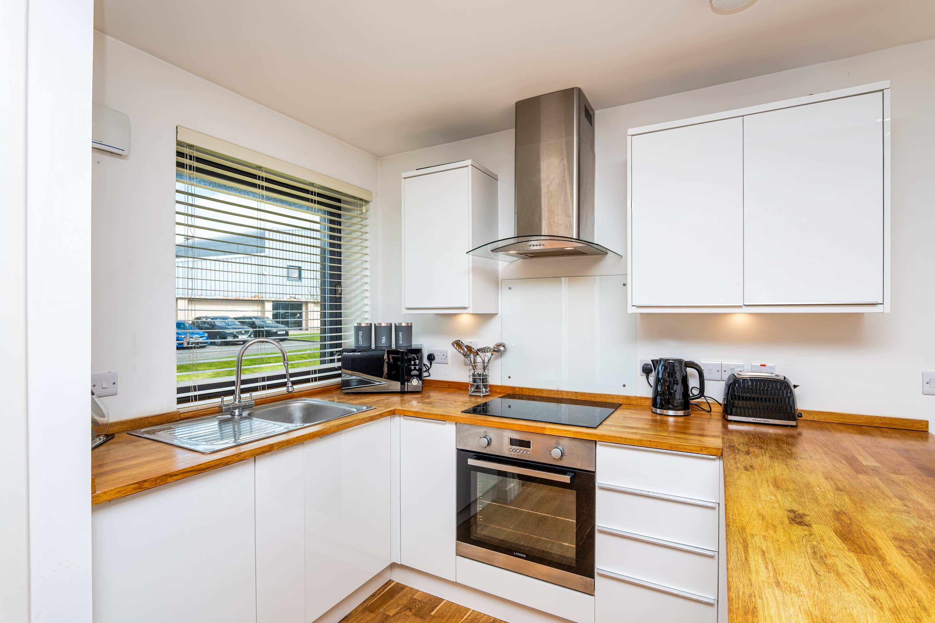 Spacious 2BR Ground Floor Sleeps 5 Near Peterhead Harbour FREE Parking Fast WiFi in Station Avenue AB42 3PW - Property image 12 - VivreStays