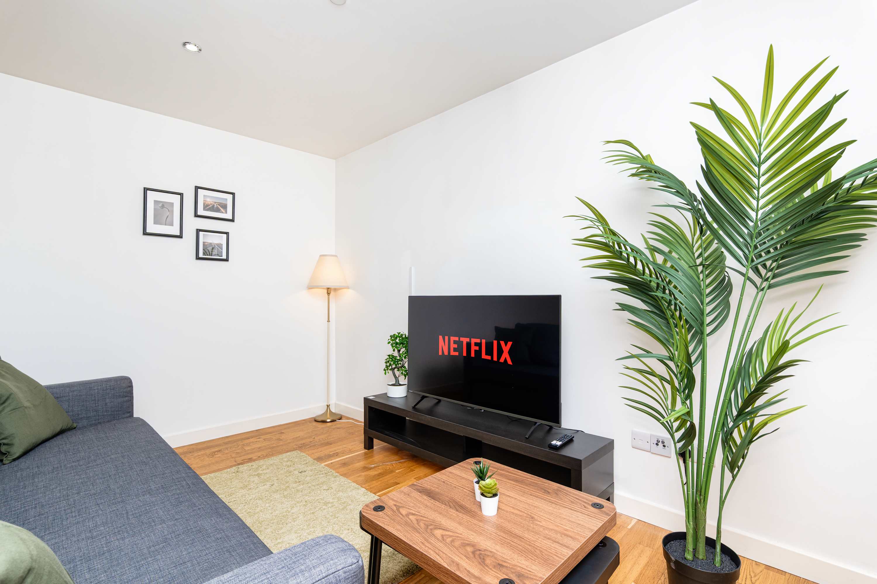 Spacious 2BR Ground Floor Sleeps 5 Near Peterhead Harbour FREE Parking Fast WiFi in Station Avenue AB42 3PW - Property image 2 - VivreStays