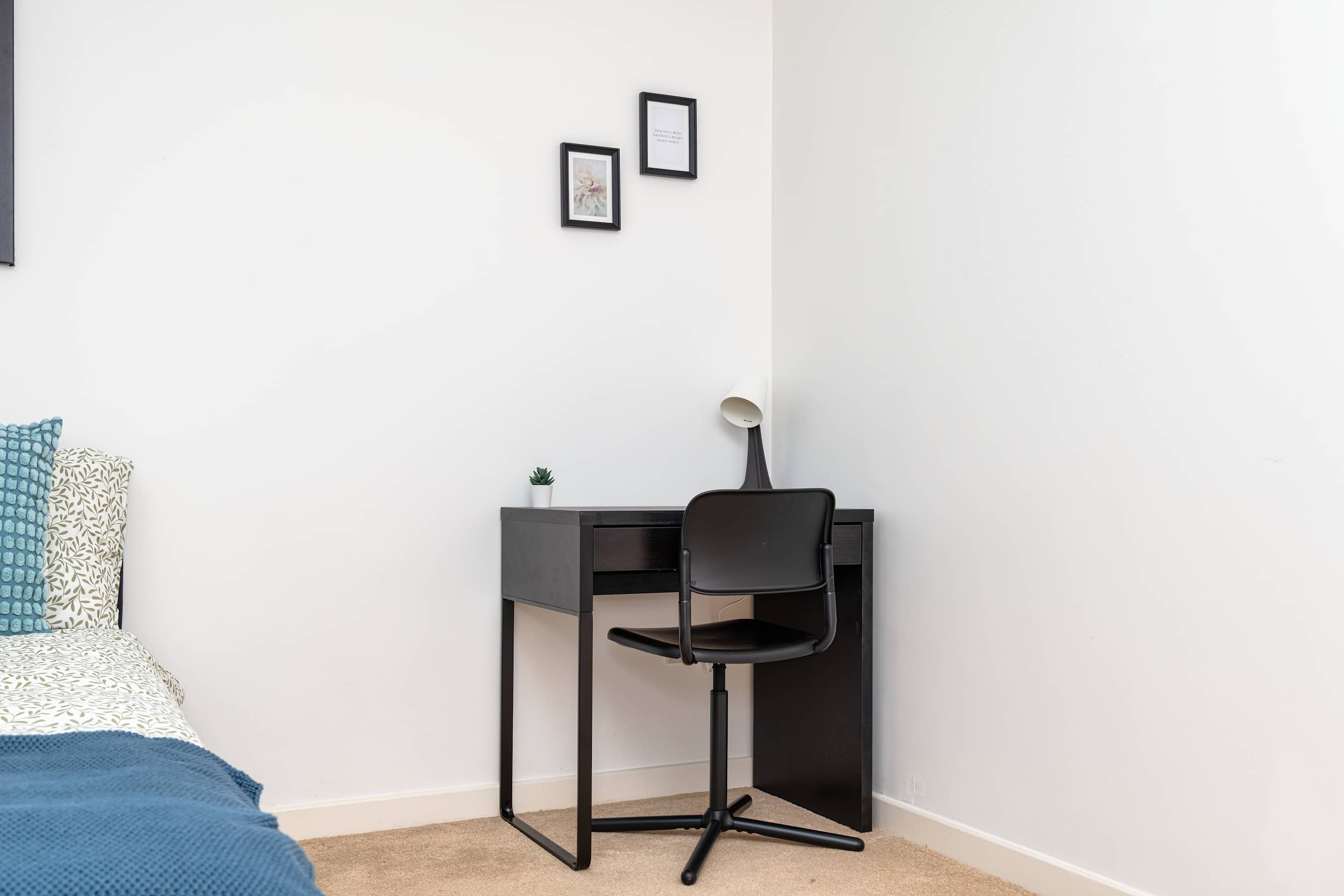 Spacious 2BR Ground Floor Sleeps 5 Near Peterhead Harbour FREE Parking Fast WiFi in Station Avenue AB42 3PW - Property image 15 - VivreStays