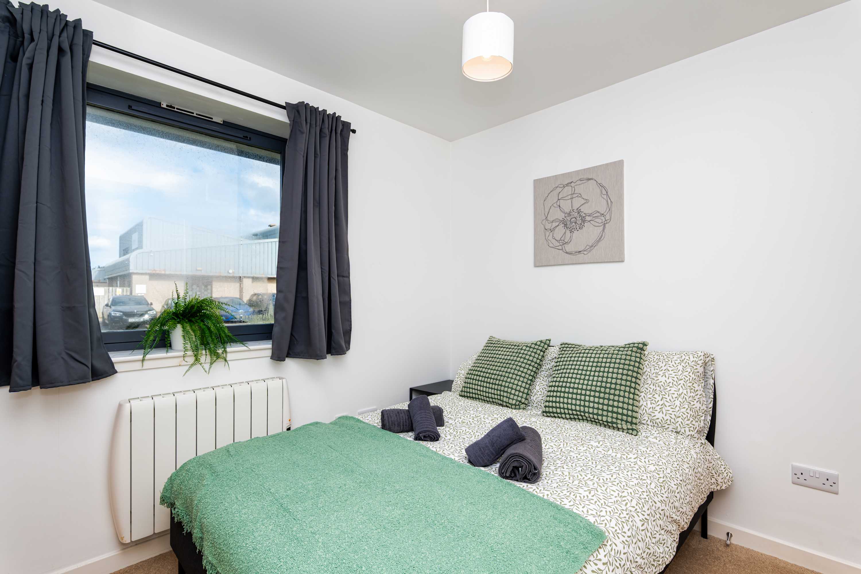Spacious 2BR Ground Floor Sleeps 5 Near Peterhead Harbour FREE Parking Fast WiFi in Station Avenue AB42 3PW - Property image 5 - VivreStays