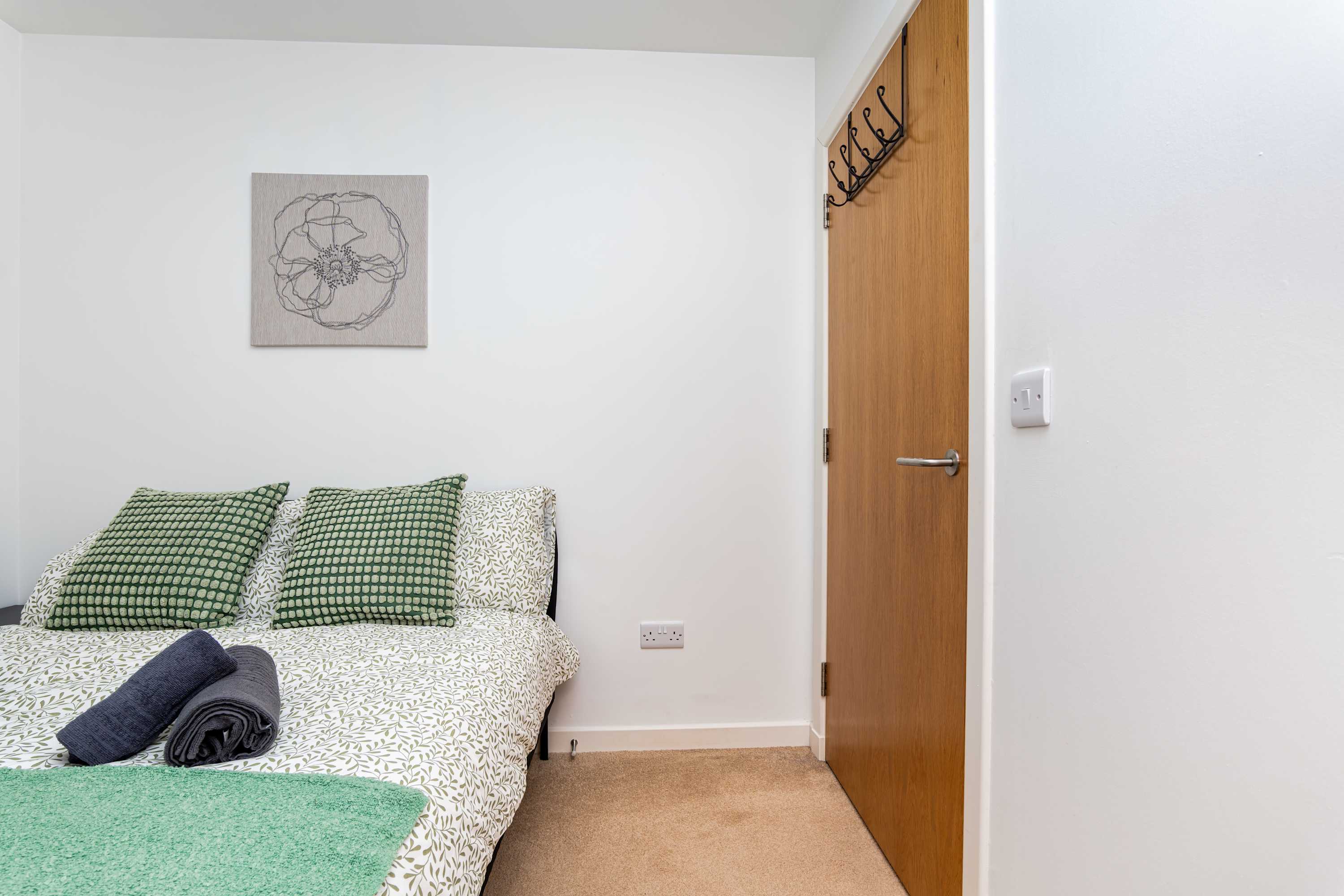 Spacious 2BR Ground Floor Sleeps 5 Near Peterhead Harbour FREE Parking Fast WiFi in Station Avenue AB42 3PW - Property image 17 - VivreStays