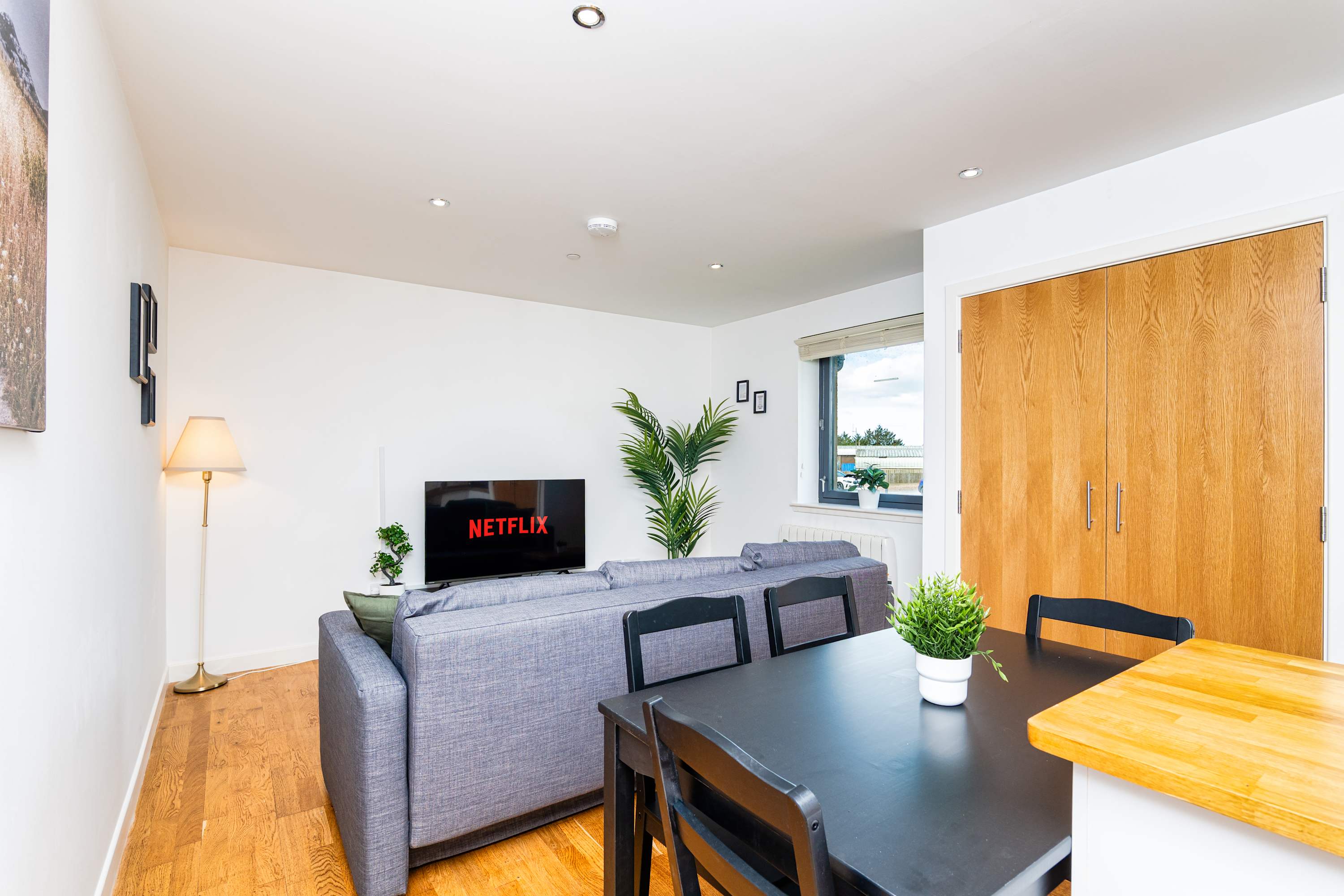 Spacious 2BR Ground Floor Sleeps 5 Near Peterhead Harbour FREE Parking Fast WiFi in Station Avenue AB42 3PW - Property image 14 - VivreStays