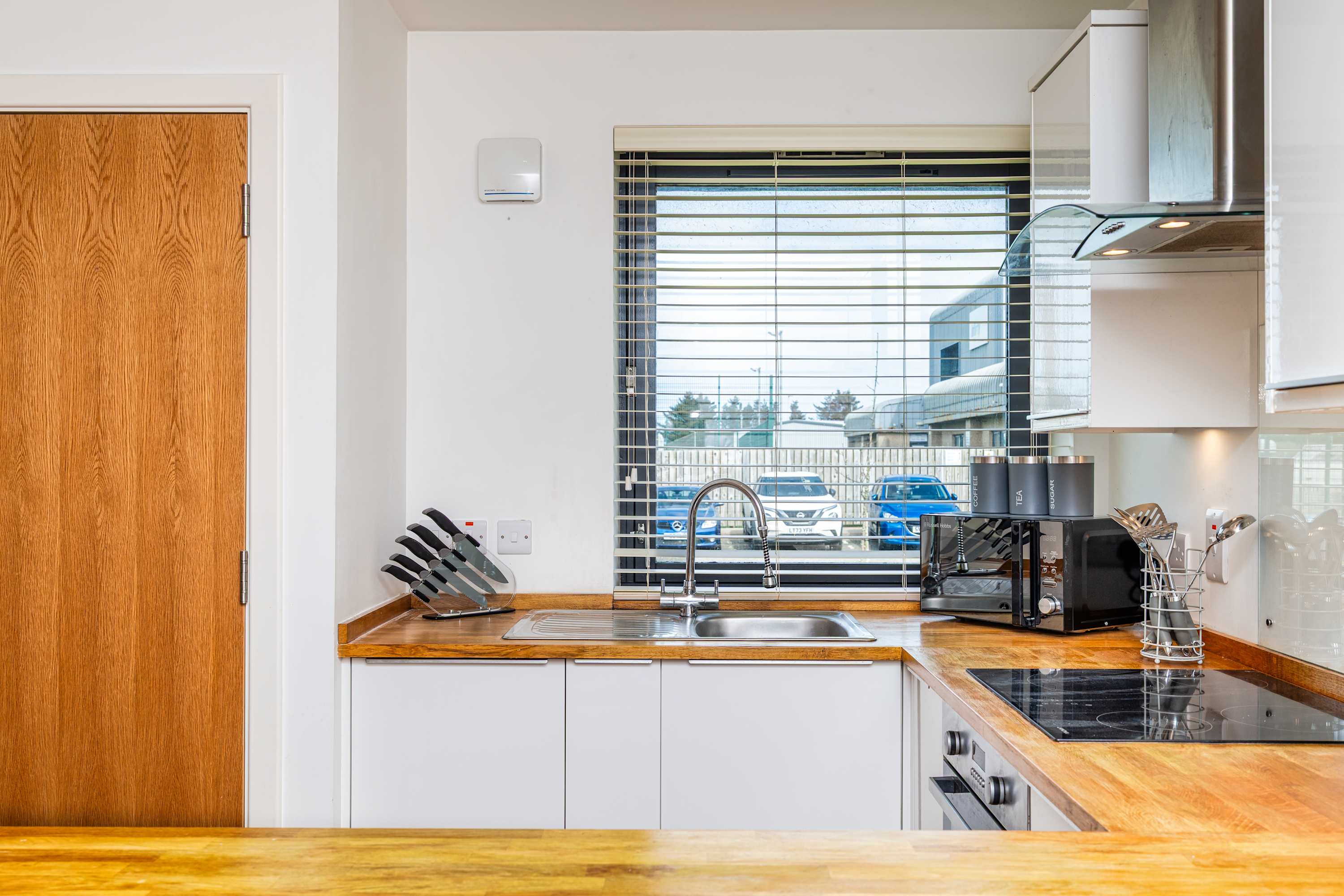 Spacious 2BR Ground Floor Sleeps 5 Near Peterhead Harbour FREE Parking Fast WiFi in Station Avenue AB42 3PW - Property image 9 - VivreStays