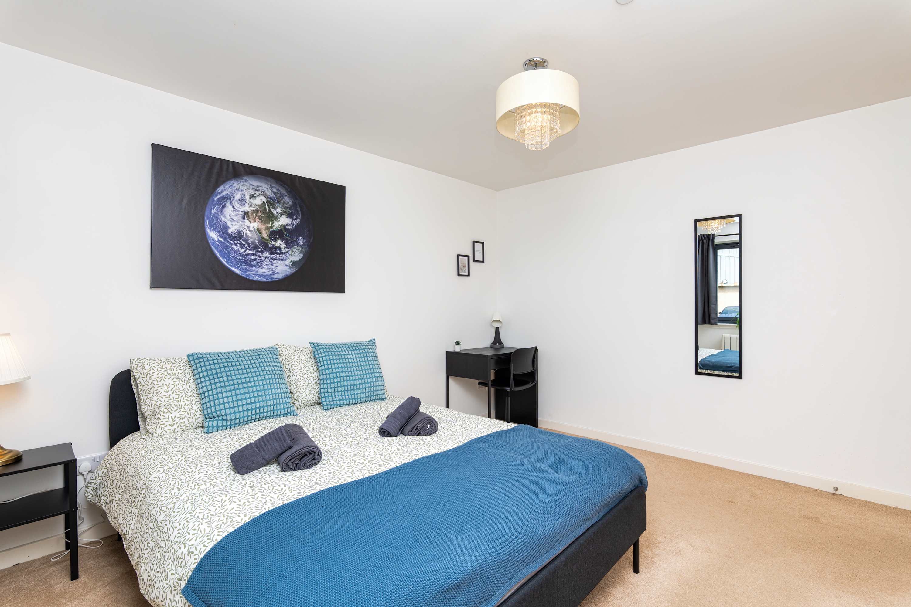 Spacious 2BR Ground Floor Sleeps 5 Near Peterhead Harbour FREE Parking Fast WiFi in Station Avenue AB42 3PW - Property image 3 - VivreStays