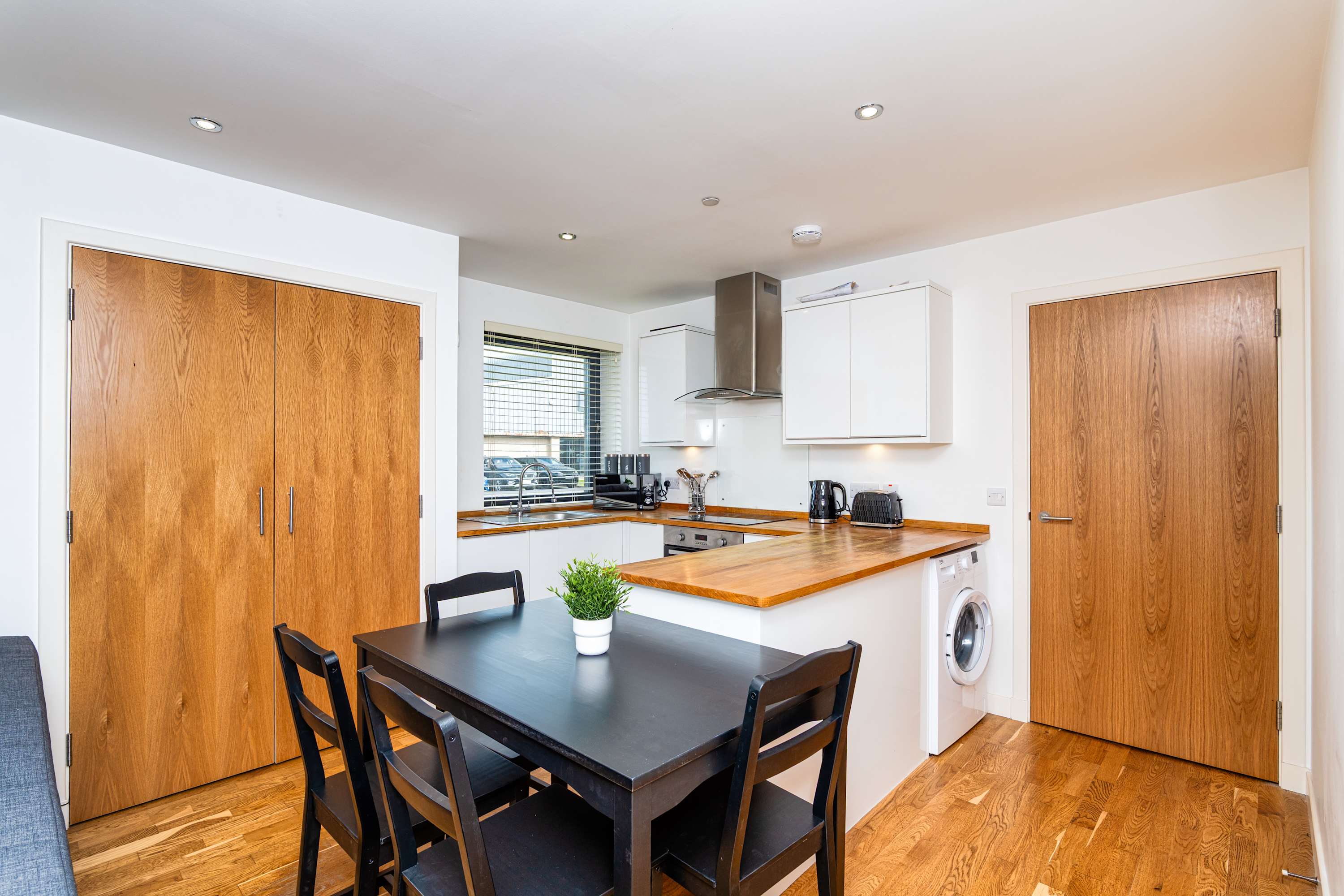 Spacious 2BR Ground Floor Sleeps 5 Near Peterhead Harbour FREE Parking Fast WiFi in Station Avenue AB42 3PW - Property image 23 - VivreStays